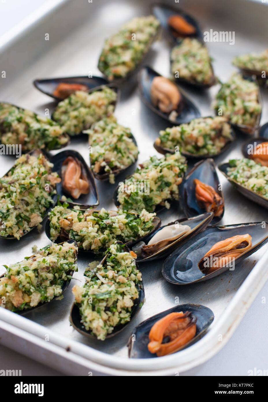 Fresca ripiena di cozze arancione sul vassoio del nastro Foto Stock