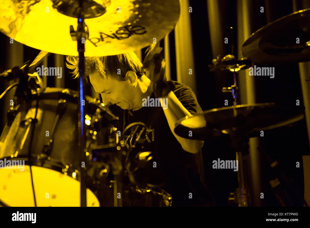 I fanghi americano metal band i Melvins esegue un concerto dal vivo al Blå in Oslo. Qui il batterista Dale Crover è visto dal vivo sul palco. Norvegia, 10/06 2016. Foto Stock