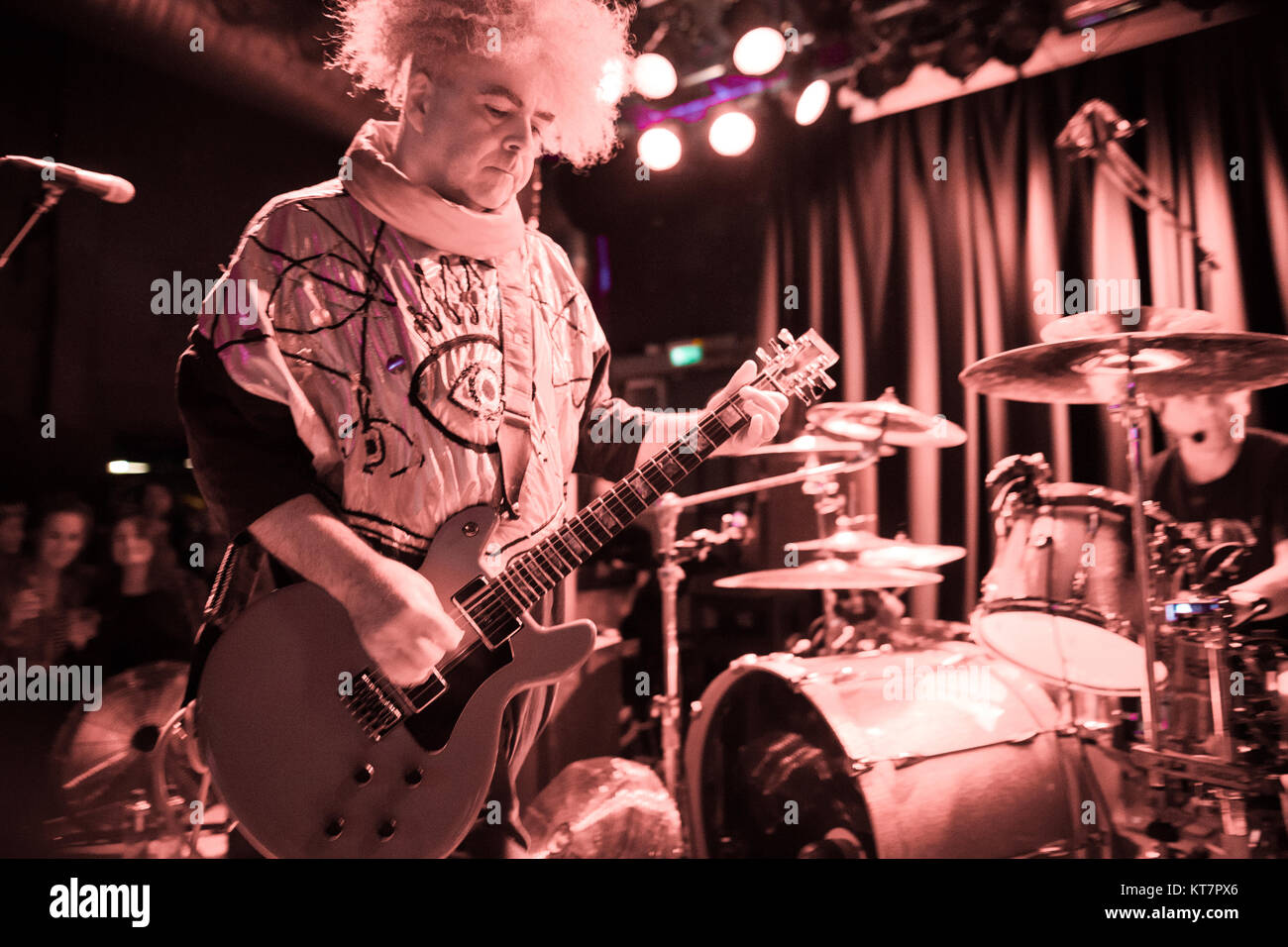 I fanghi americano metal band i Melvins esegue un concerto dal vivo al Blå in Oslo. Qui il chitarrista e cantante Buzz Osborne è visto dal vivo sul palco. Norvegia, 10/06 2016. Foto Stock