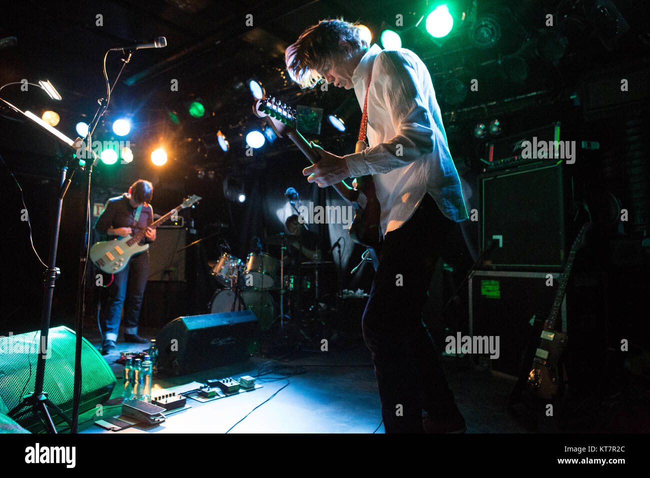 Il cantante americana, compositore e musicista Thurston Moore è meglio conosciuto come il cantante e chitarrista della rock band Sonic Youth. Qui Thurston Moore esegue un concerto dal vivo con la Thurston Moore banda a John Dee in Oslo. Norvegia, 15/11 2015. Foto Stock