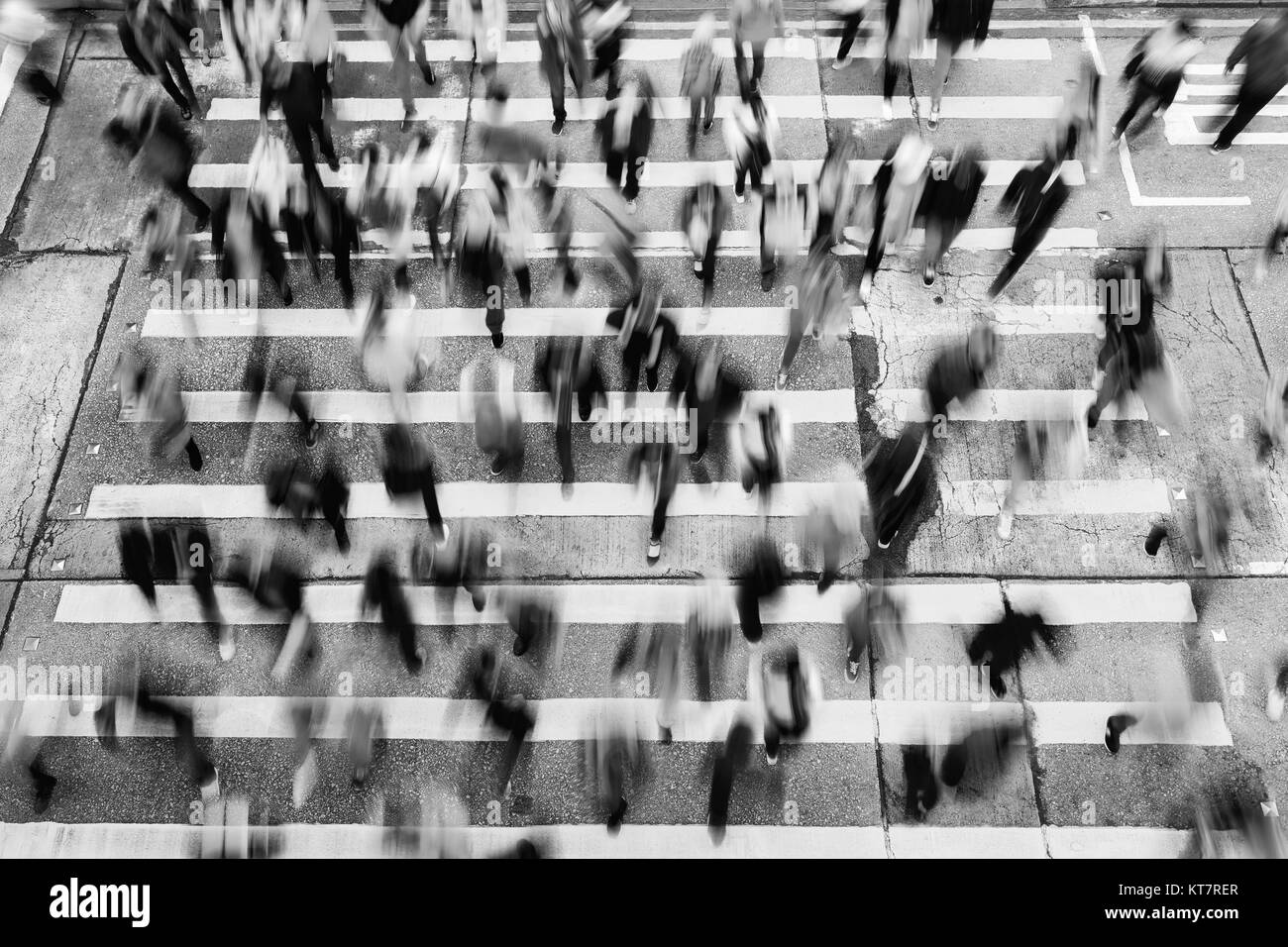 Occupato attraversamento pedonale a Hong Kong (bianco e nero) Foto Stock