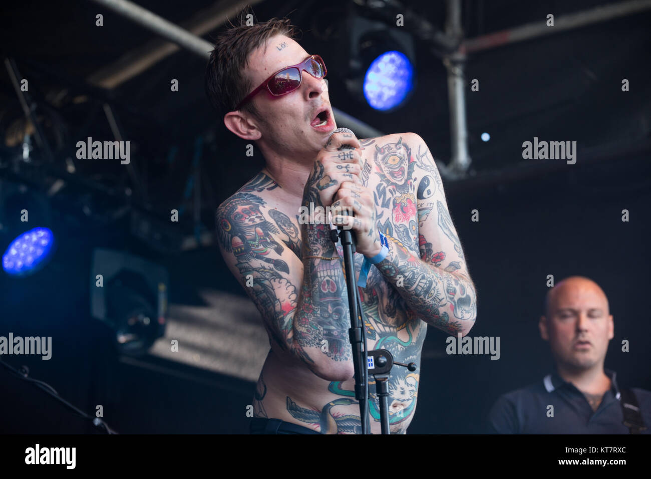 Norvegia, Tonsberg - Luglio 12, 2017. La svedese band punk Viagra ragazzi esegue un concerto dal vivo durante il norvegese music festival Slottsfjell Festival 2017. Qui la cantante Sebastian Murphy è visto dal vivo sul palco. Foto Stock