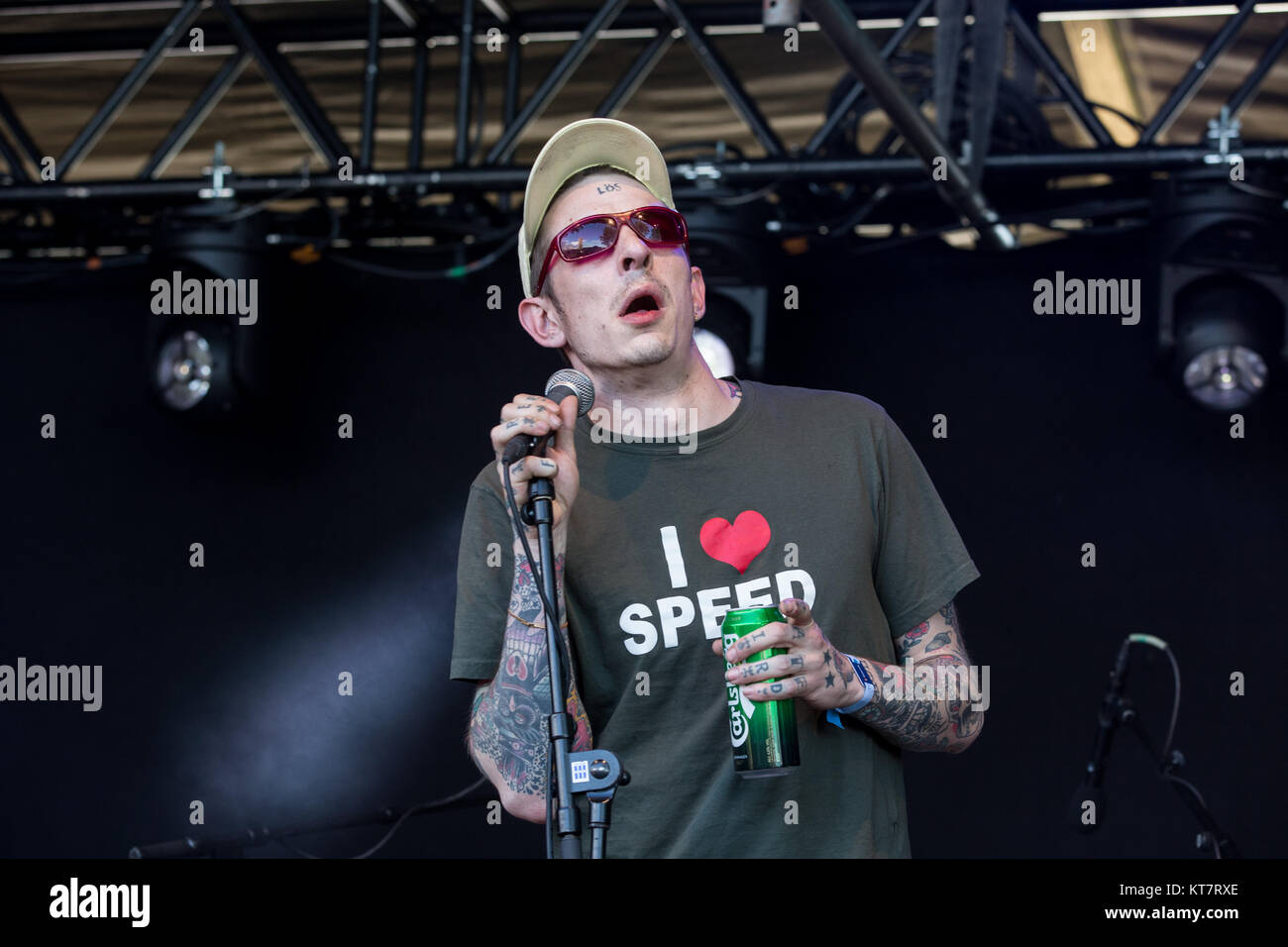 Norvegia, Tonsberg - Luglio 12, 2017. La svedese band punk Viagra ragazzi esegue un concerto dal vivo durante il norvegese music festival Slottsfjell Festival 2017. Qui la cantante Sebastian Murphy è visto dal vivo sul palco. Foto Stock