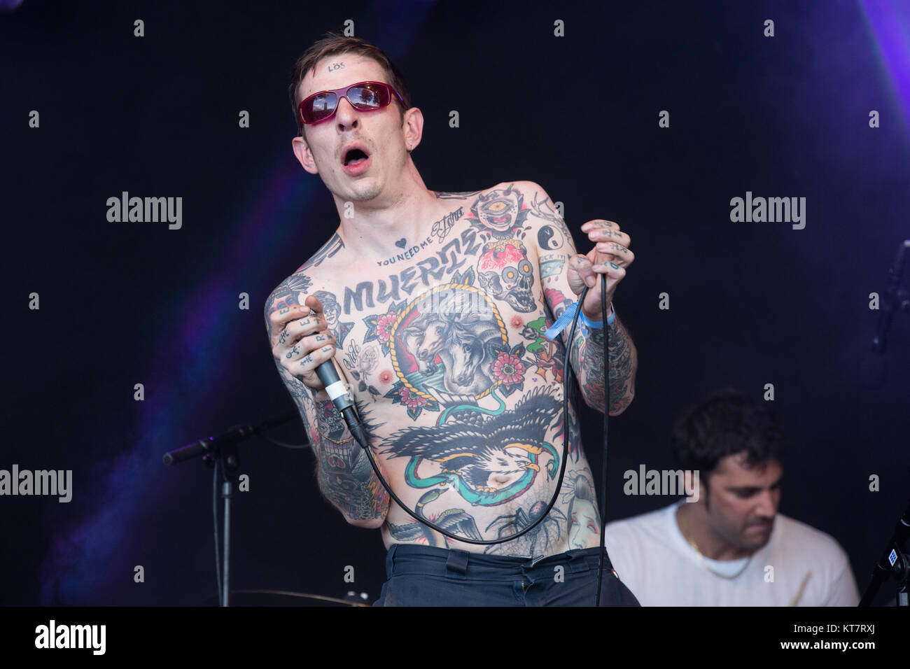 Norvegia, Tonsberg - Luglio 12, 2017. La svedese band punk Viagra ragazzi esegue un concerto dal vivo durante il norvegese music festival Slottsfjell Festival 2017. Qui la cantante Sebastian Murphy è visto dal vivo sul palco. Foto Stock