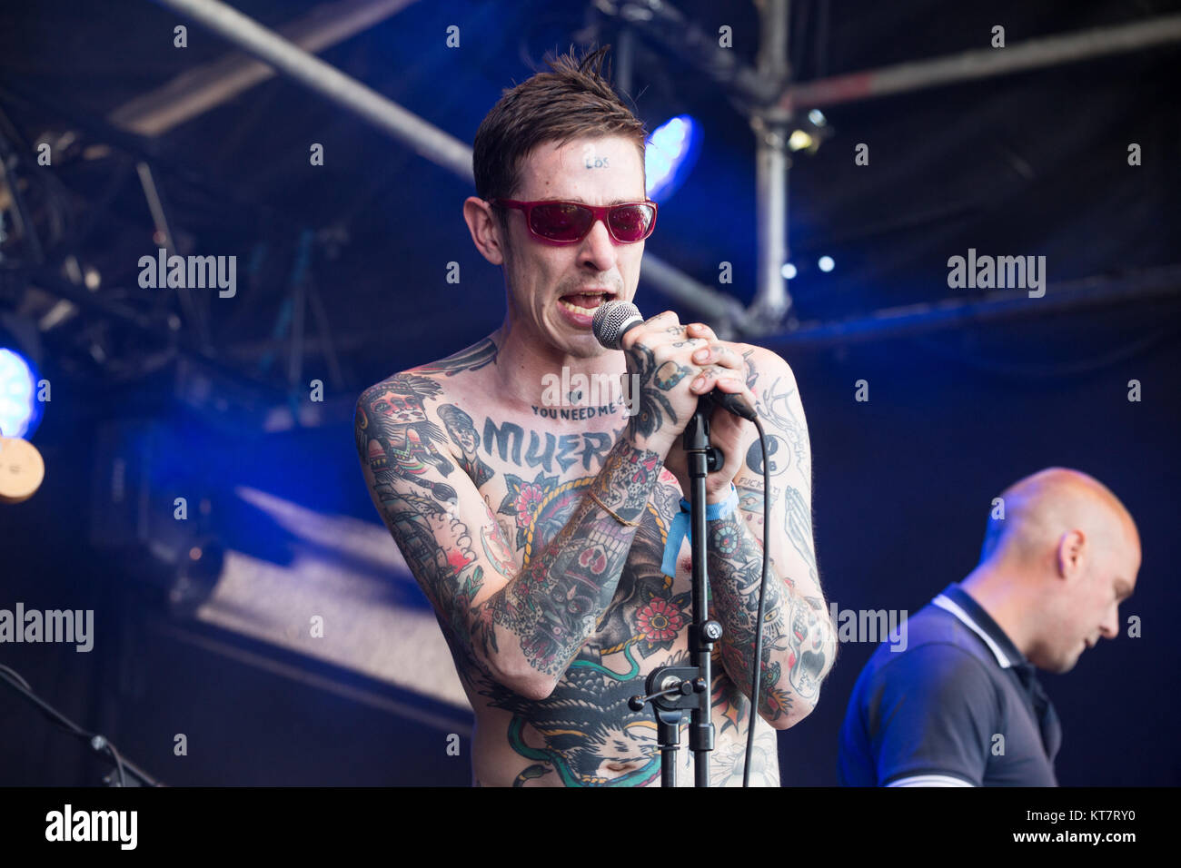 Norvegia, Tonsberg - Luglio 12, 2017. La svedese band punk Viagra ragazzi esegue un concerto dal vivo durante il norvegese music festival Slottsfjell Festival 2017. Qui la cantante Sebastian Murphy è visto dal vivo sul palco. Foto Stock