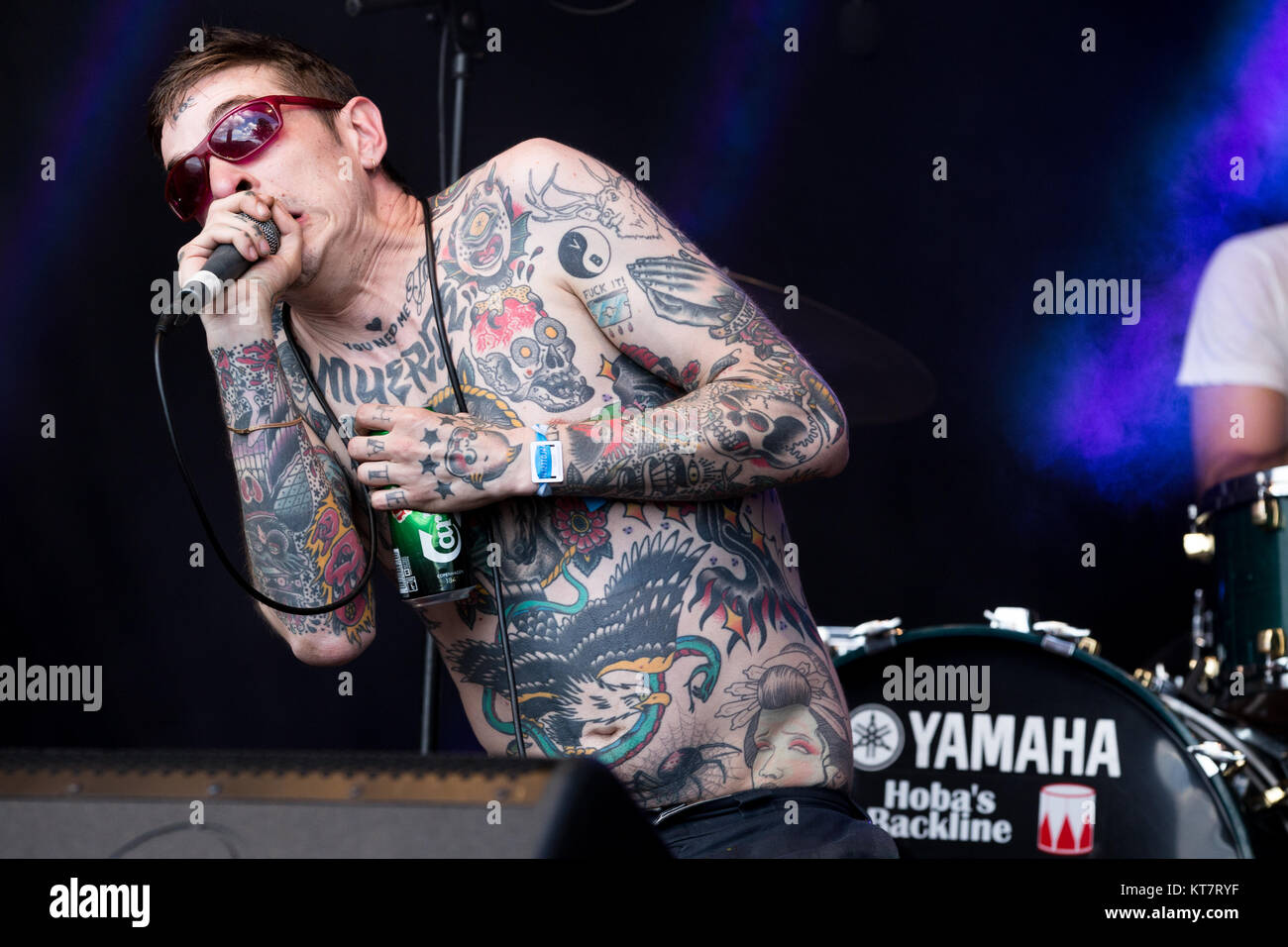 Norvegia, Tonsberg - Luglio 12, 2017. La svedese band punk Viagra ragazzi esegue un concerto dal vivo durante il norvegese music festival Slottsfjell Festival 2017. Qui la cantante Sebastian Murphy è visto dal vivo sul palco. Foto Stock