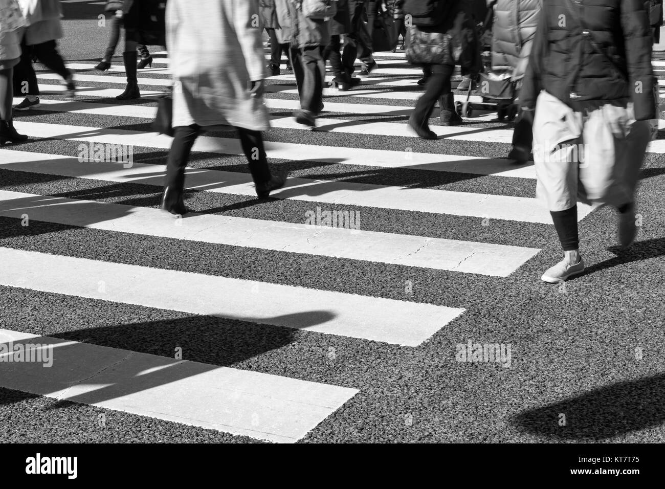 Occupato attraversamento pedonale a Tokyo (bianco e nero) Foto Stock