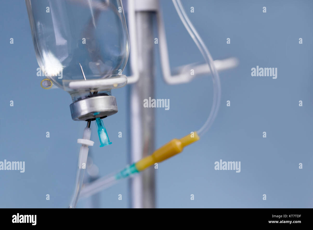 Soluzione salina medica flebo IV close up su fondo azzurro in ospedale. Foto Stock