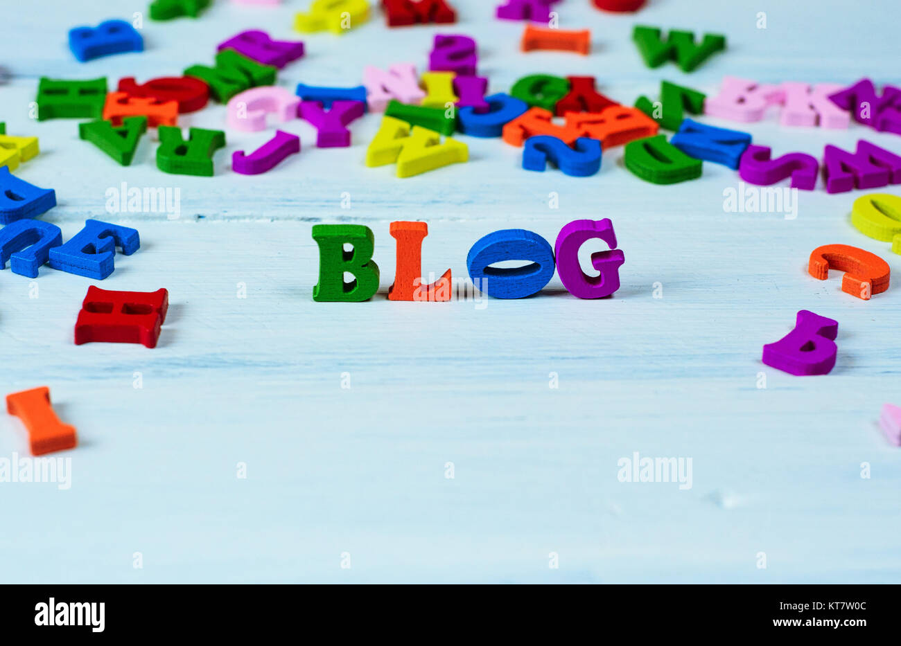 Blog di parola da piccole multicolore lettere di legno su una superficie bianca Foto Stock