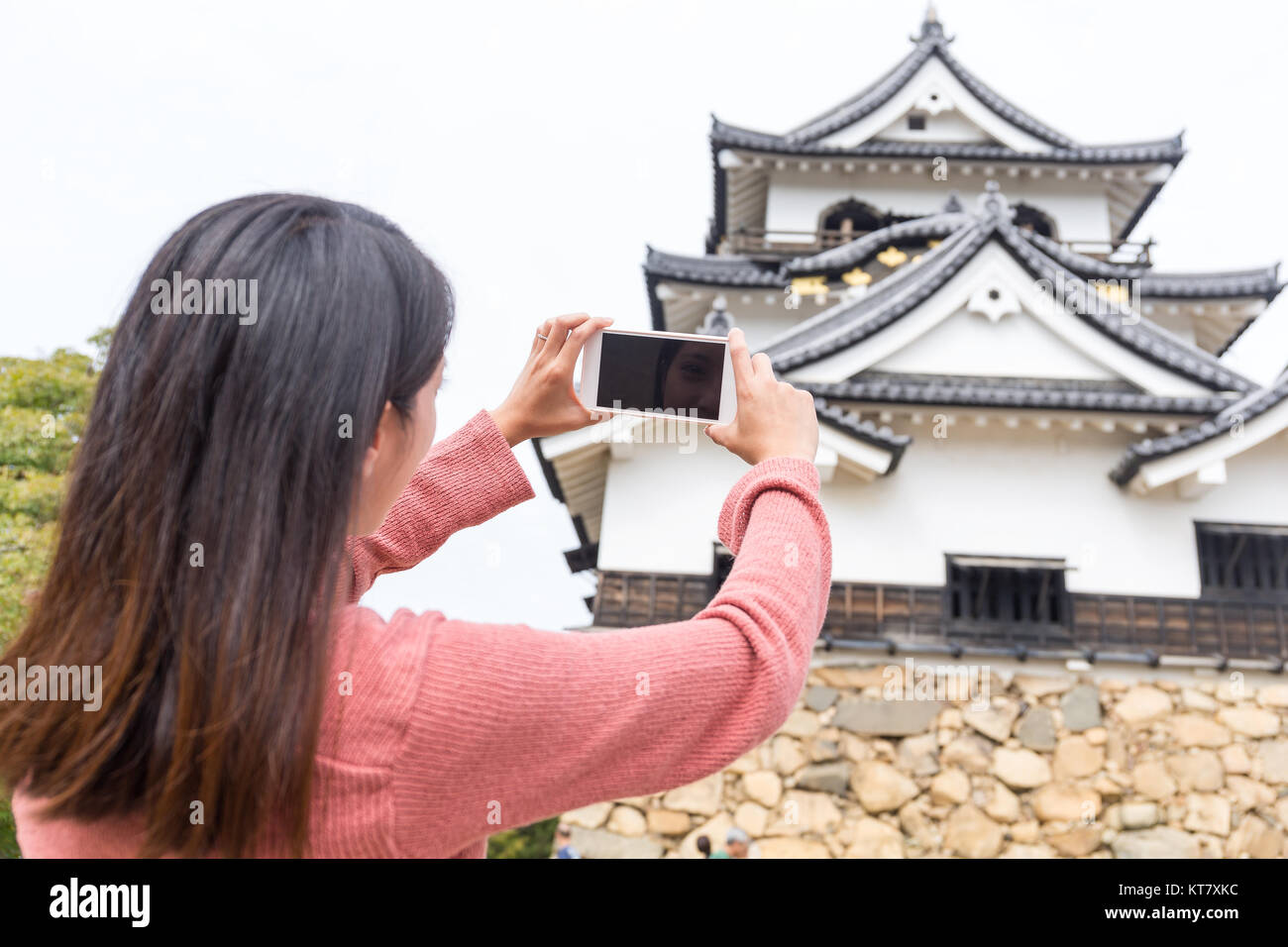Donna prendendo foto sul castello di Hikone Foto Stock