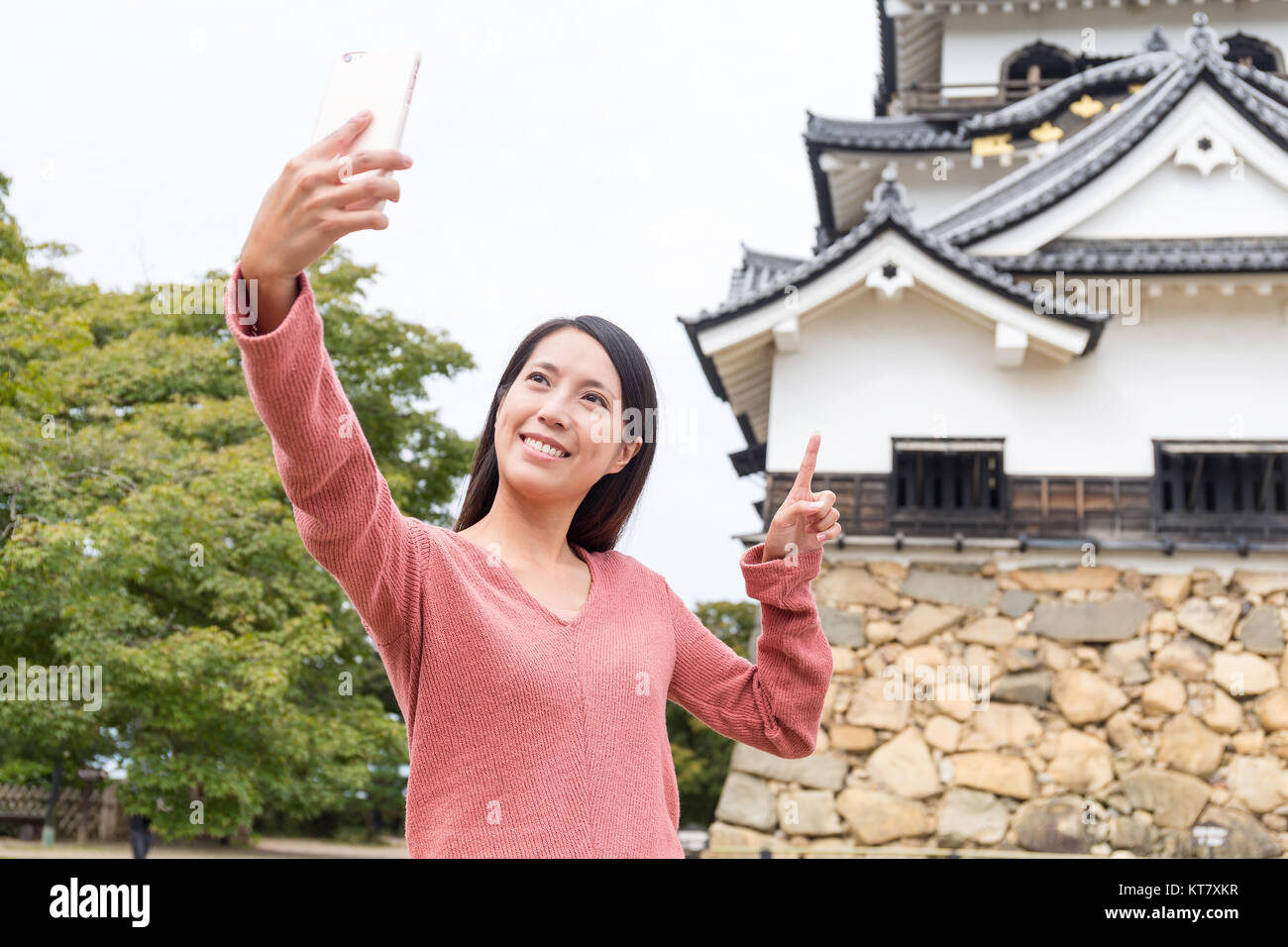 Donna prendendo selfie dal telefono cellulare al castello di Hikone Foto Stock