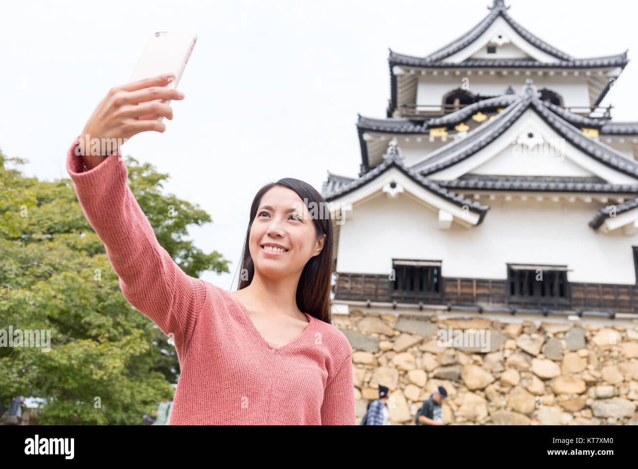 Donna prendendo selfie nel castello di Hikone in Giappone Foto Stock