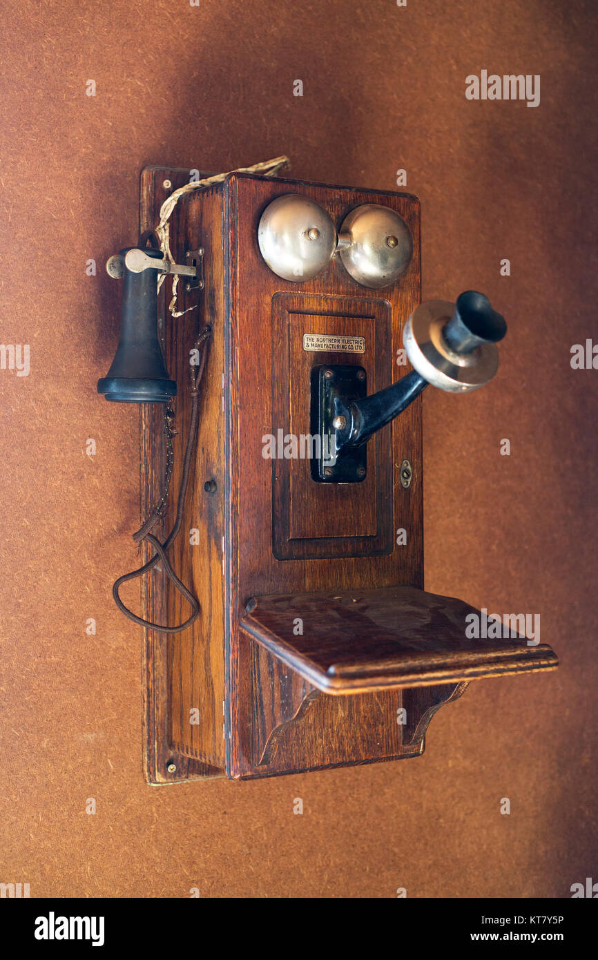 Telefono antico sulle pareti del Bar U Ranch National Historic Site di Alberta, Canada Foto Stock