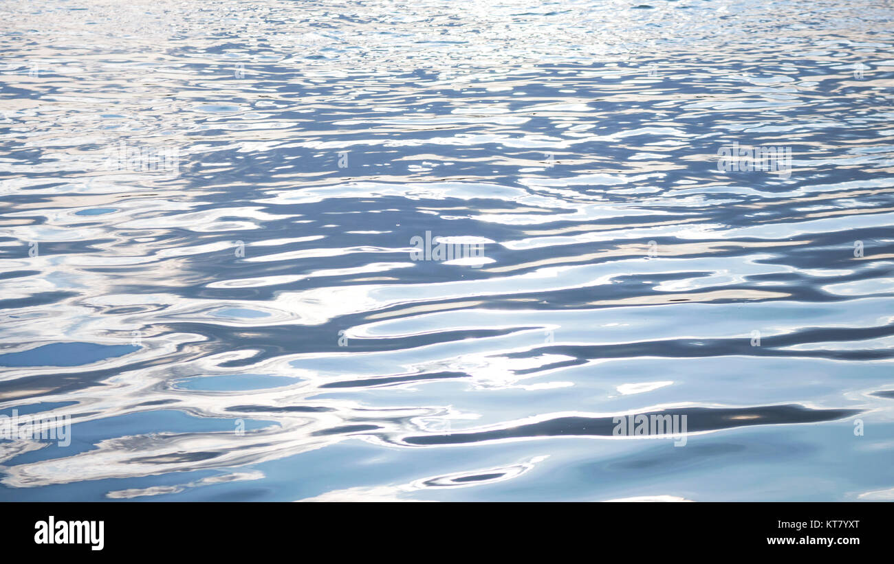 Blu superficie di acqua di riflessione di ondulazione Foto Stock