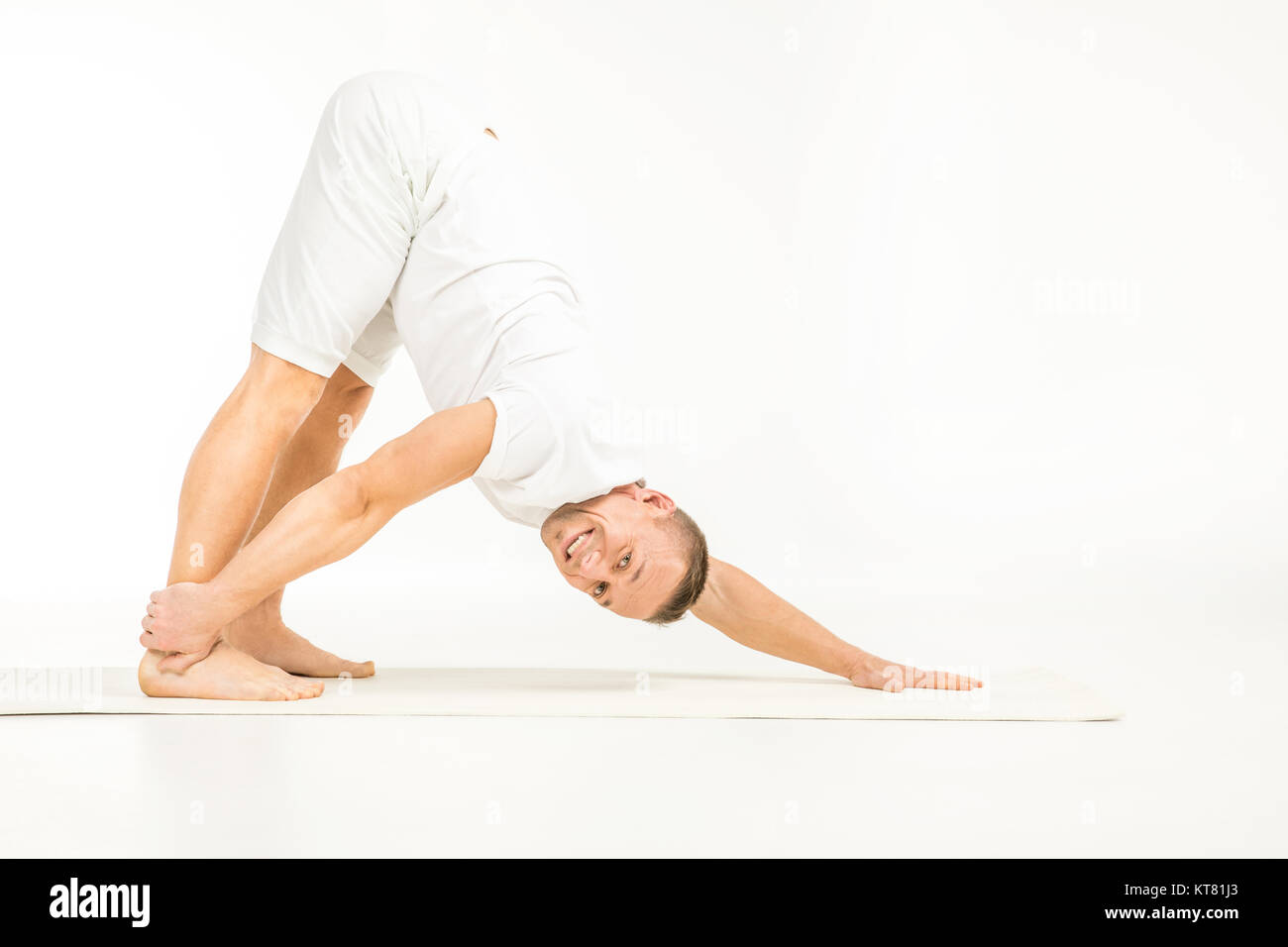 Uomo a praticare yoga Foto Stock