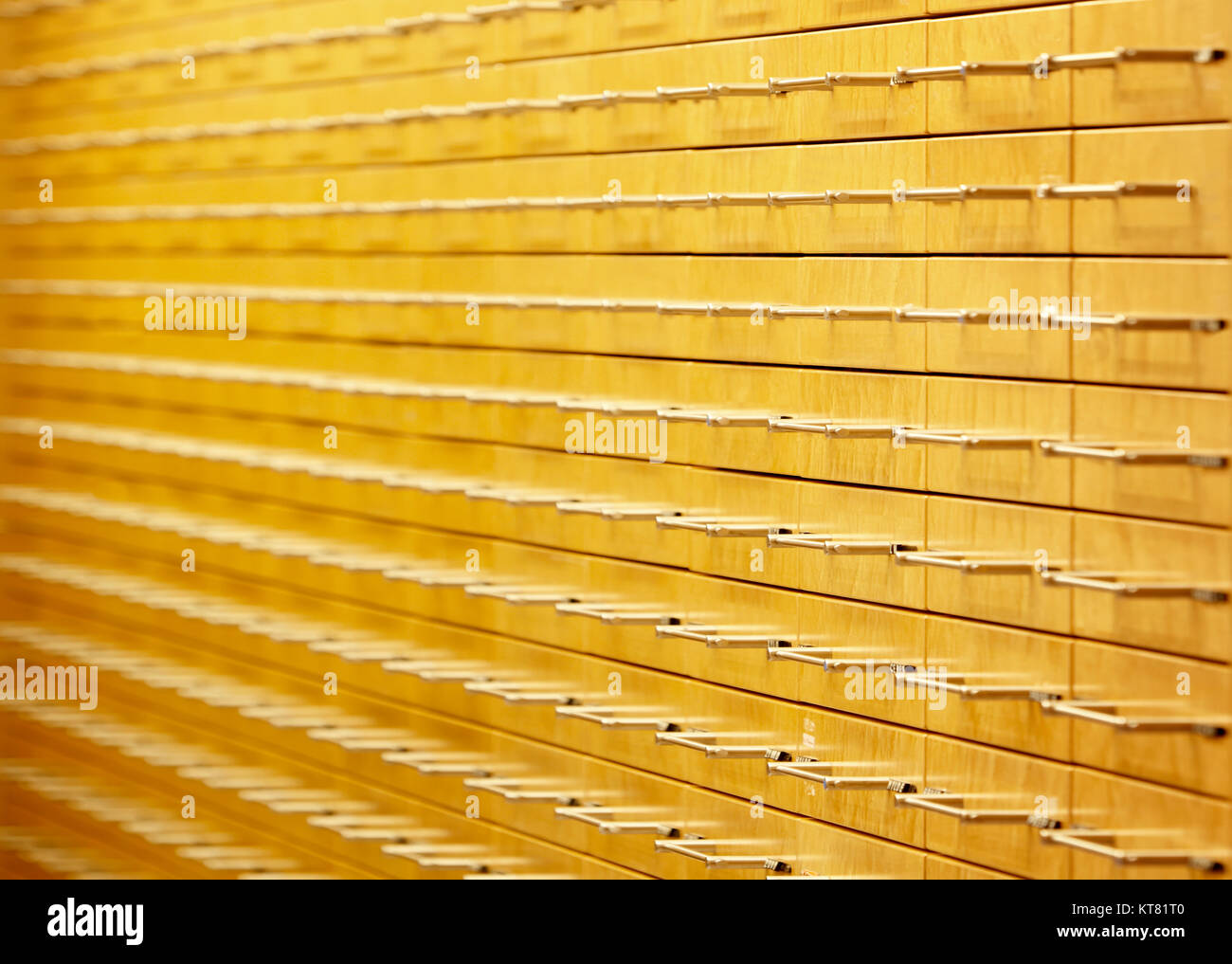 Schrank mit vielen Schubladen geschlossen im Innenraum einer Apotheke Farbe gold Foto Stock