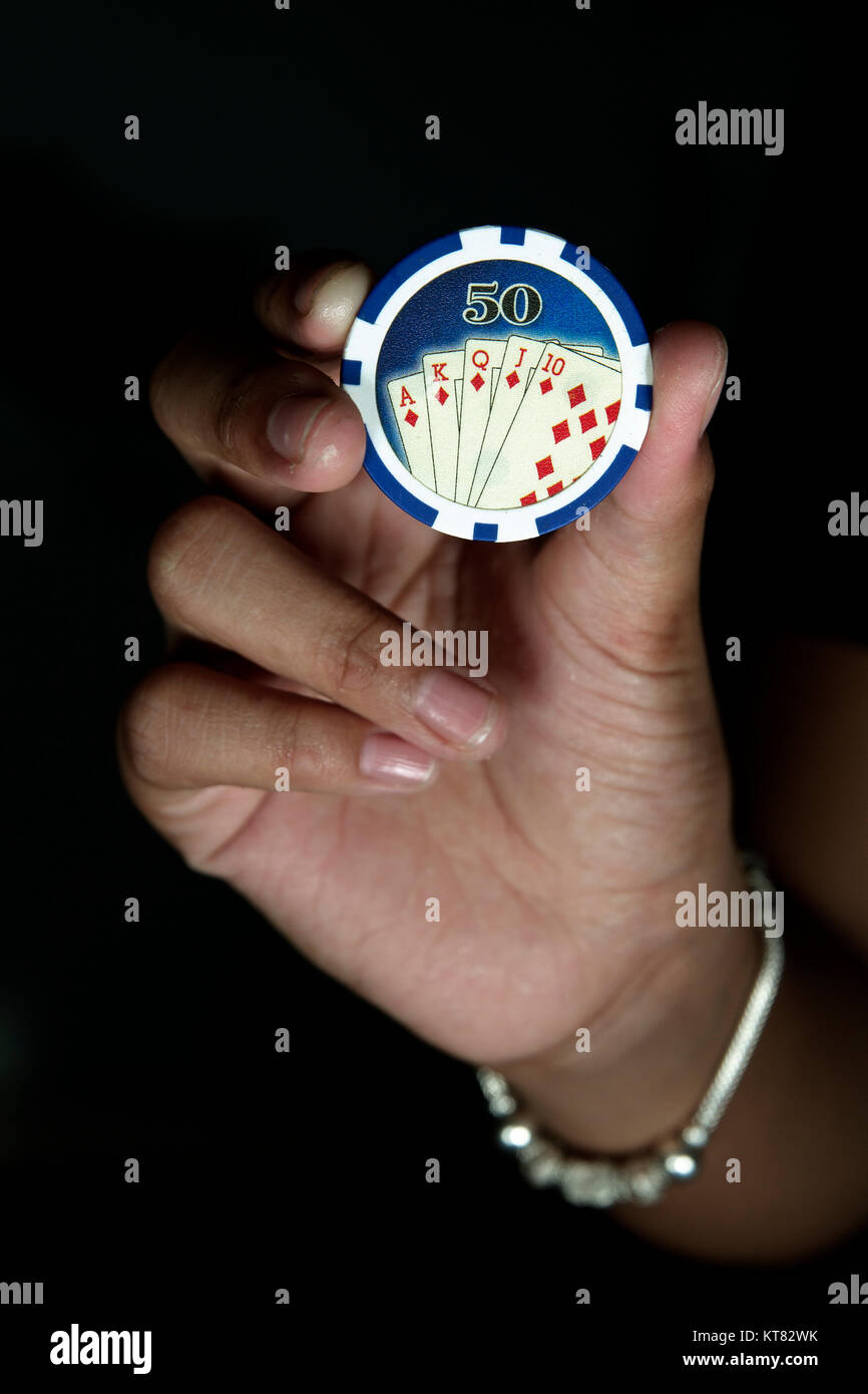 Cinquanta chip di valore tenere in mano il gioco d'azzardo gioco Foto Stock
