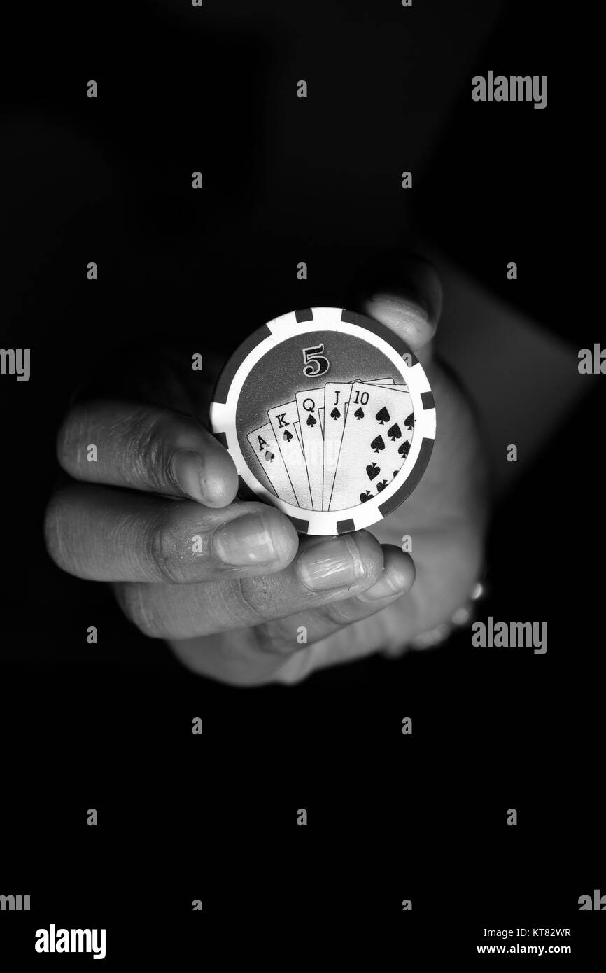 Cinque chip di valore tenere in mano il gioco d'azzardo gioco bianco nero Foto Stock