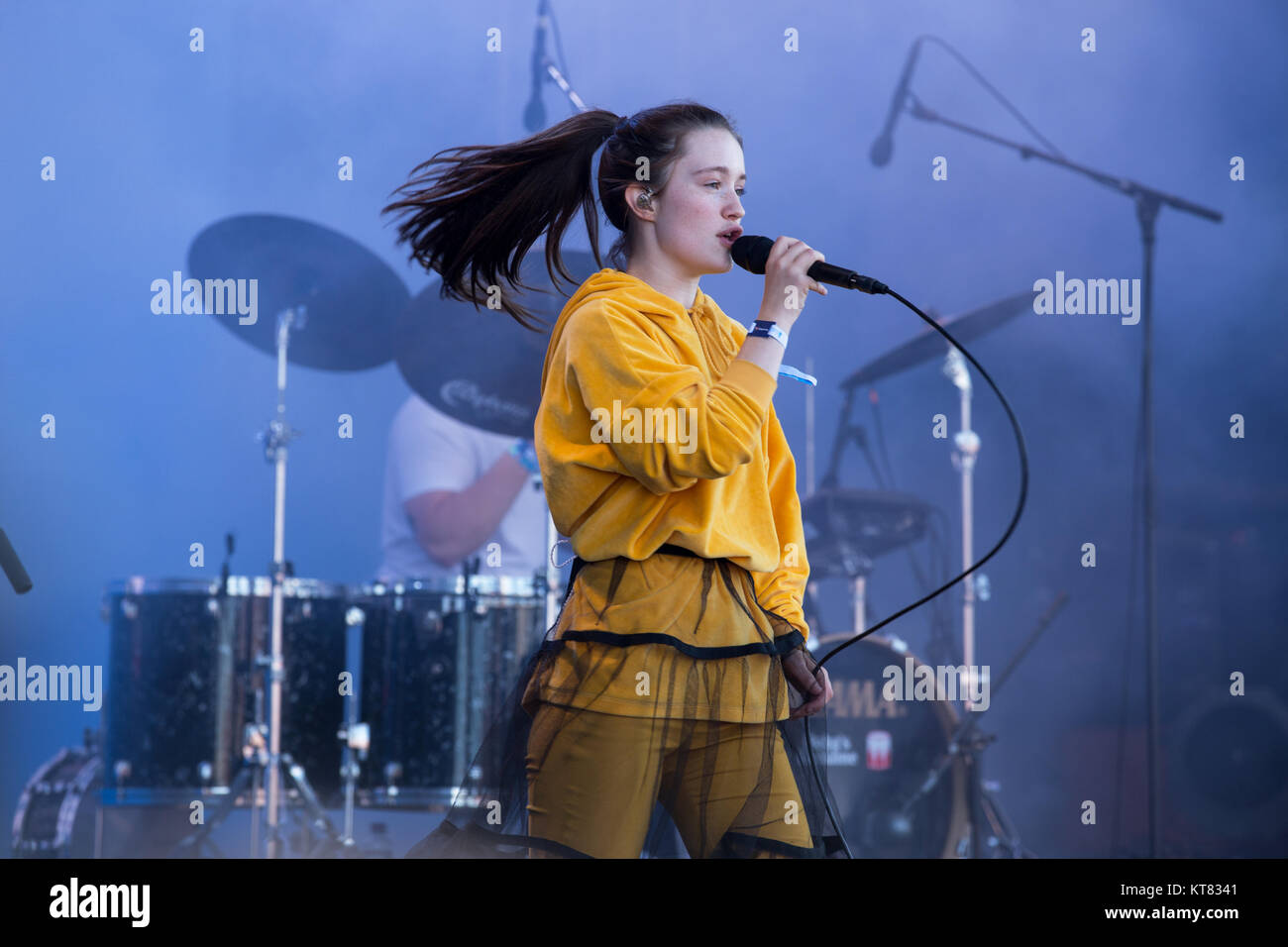 Norvegia, Tonsberg - Luglio 12, 2017. Il Norvegese cantante e cantautore Sigrid esegue un concerto dal vivo durante il norvegese music festival Slottsfjell Festival 2017. Foto Stock