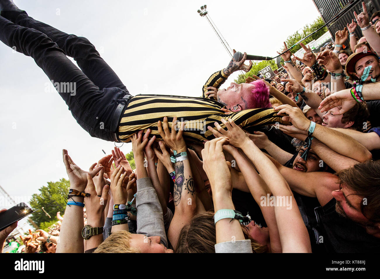 L'inglese punk band Frank Carter e i rattlesnakes eseguire un concerto dal vivo durante il danese la musica heavy metal festival Copehell 2017 a Copenaghen. Qui Frank Carter è visto folla surf. Danimarca, 22/06 2017. Foto Stock