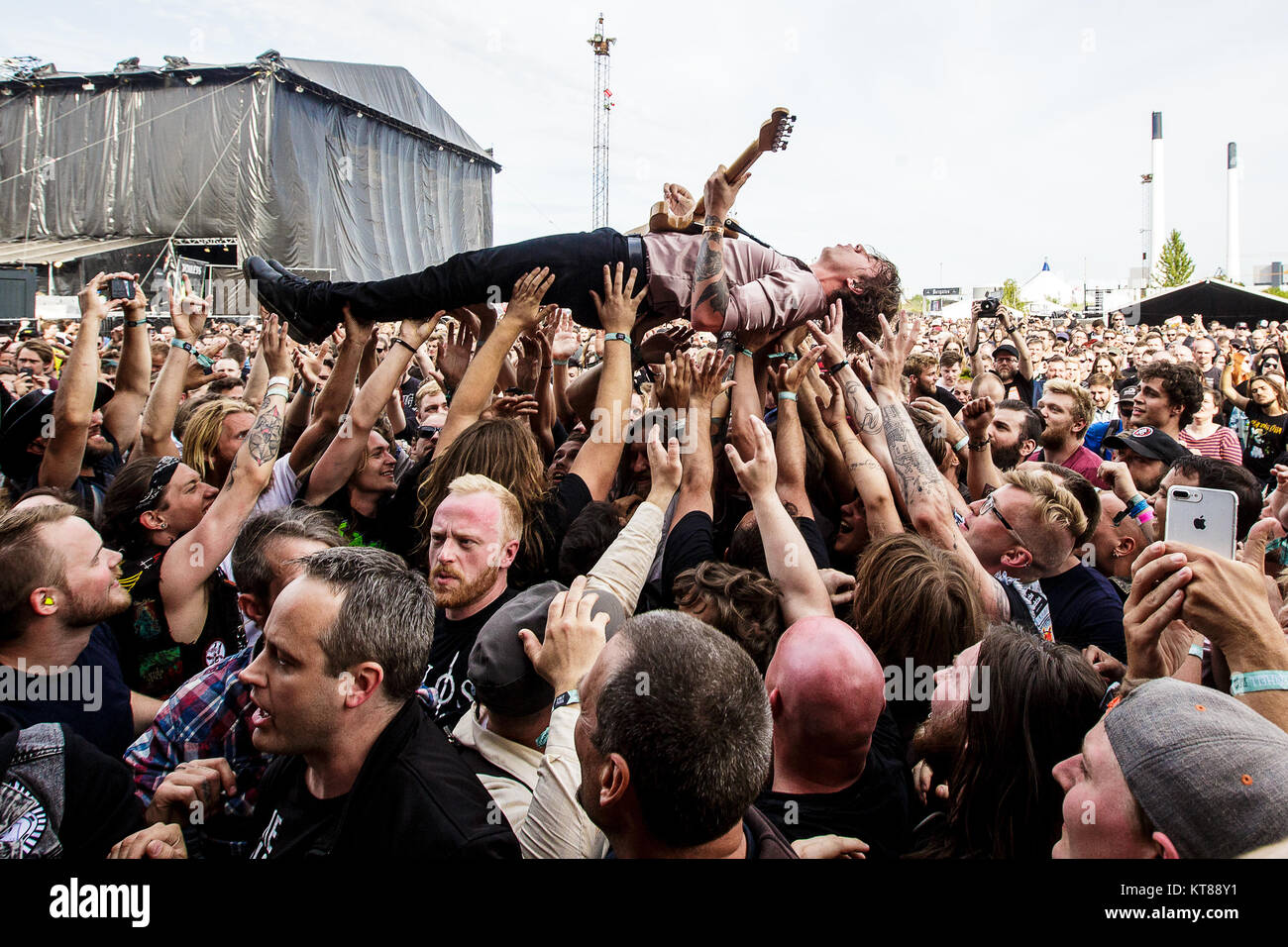 L'inglese punk band Frank Carter e i rattlesnakes eseguire un concerto dal vivo durante il danese la musica heavy metal festival Copehell 2017 a Copenaghen. Qui il chitarrista Dean Richardson è visto folla surf. Danimarca, 22/06 2017. Foto Stock