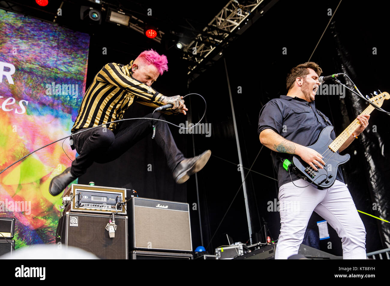 L'inglese punk band Frank Carter e i rattlesnakes eseguire un concerto dal vivo durante il danese la musica heavy metal festival Copehell 2017 a Copenaghen. Qui Frank Carter è visto dal vivo sul palco con il bassista Tom Barclay. Danimarca, 22/06 2017. Foto Stock