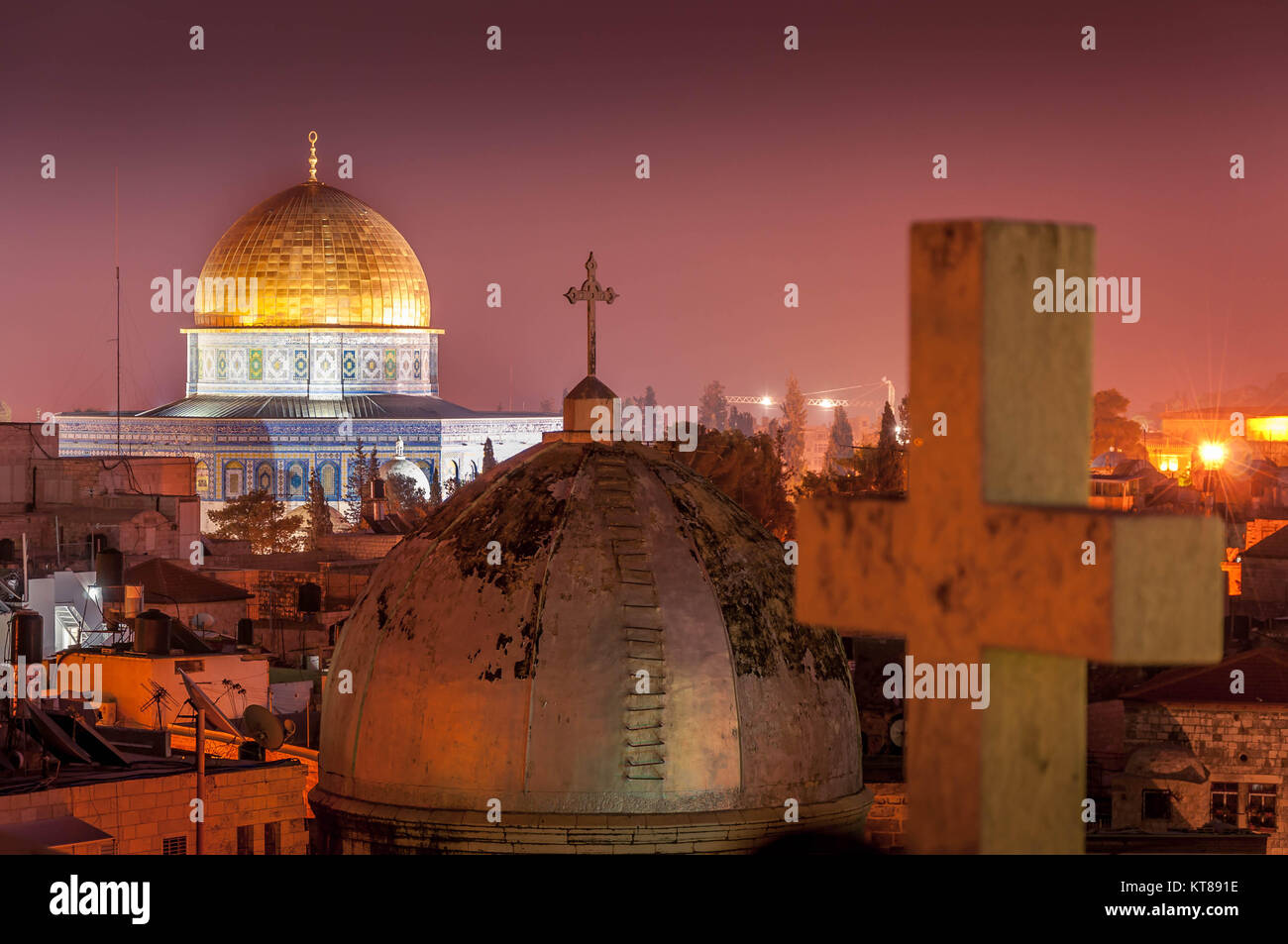 Gerusalemme la città vecchia e il Monte del Tempio di notte con blood red sky Foto Stock