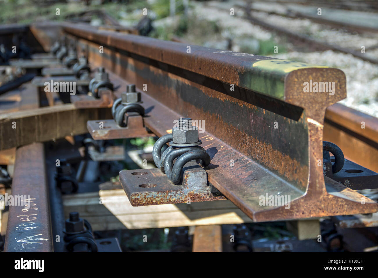 Le viti sulla ferrovia composti Foto Stock