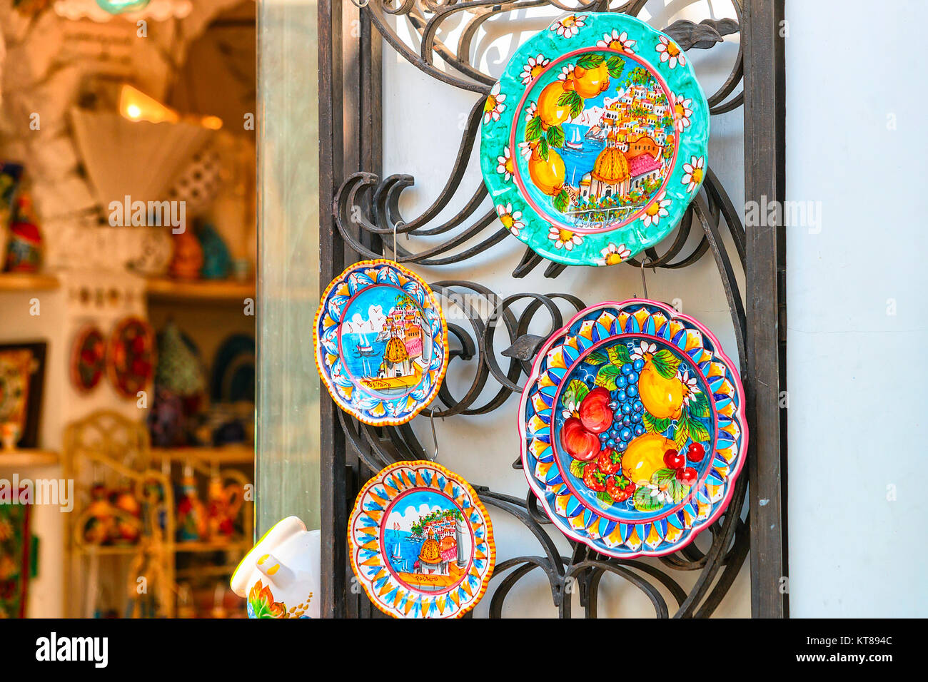 Positano, Italia - 30 Settembre 2017: tradizionale ceramiche colorate lastre di argilla sul display nella città di Positano, Costiera Amalfitana, Italia Foto Stock