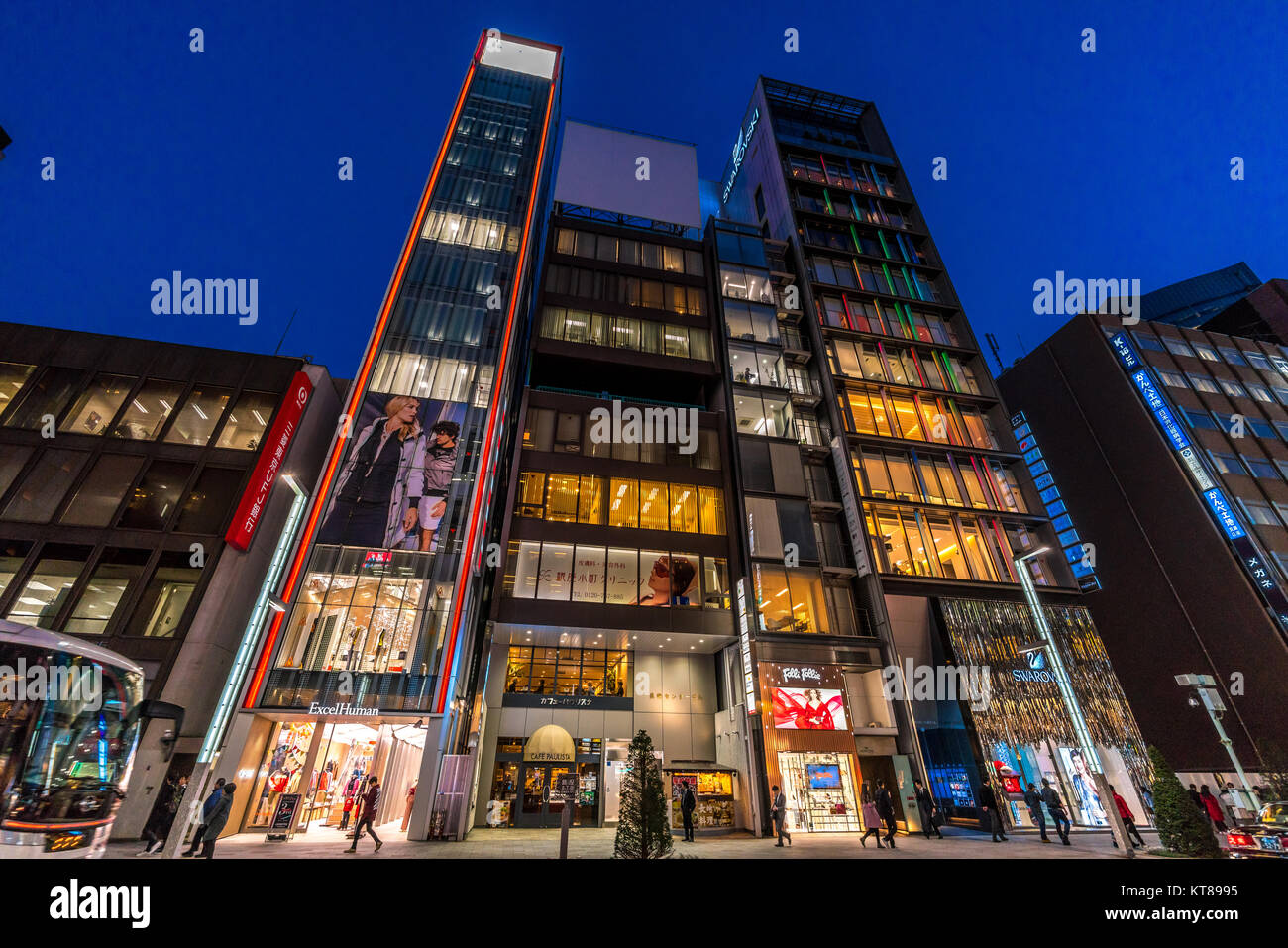 Ginza Tokyo - Dicembre 2017 : avvio di stagione di Natale nelle affollate Chuo dori street a Ginza lussuoso quartiere dello shopping di notte. Foto Stock