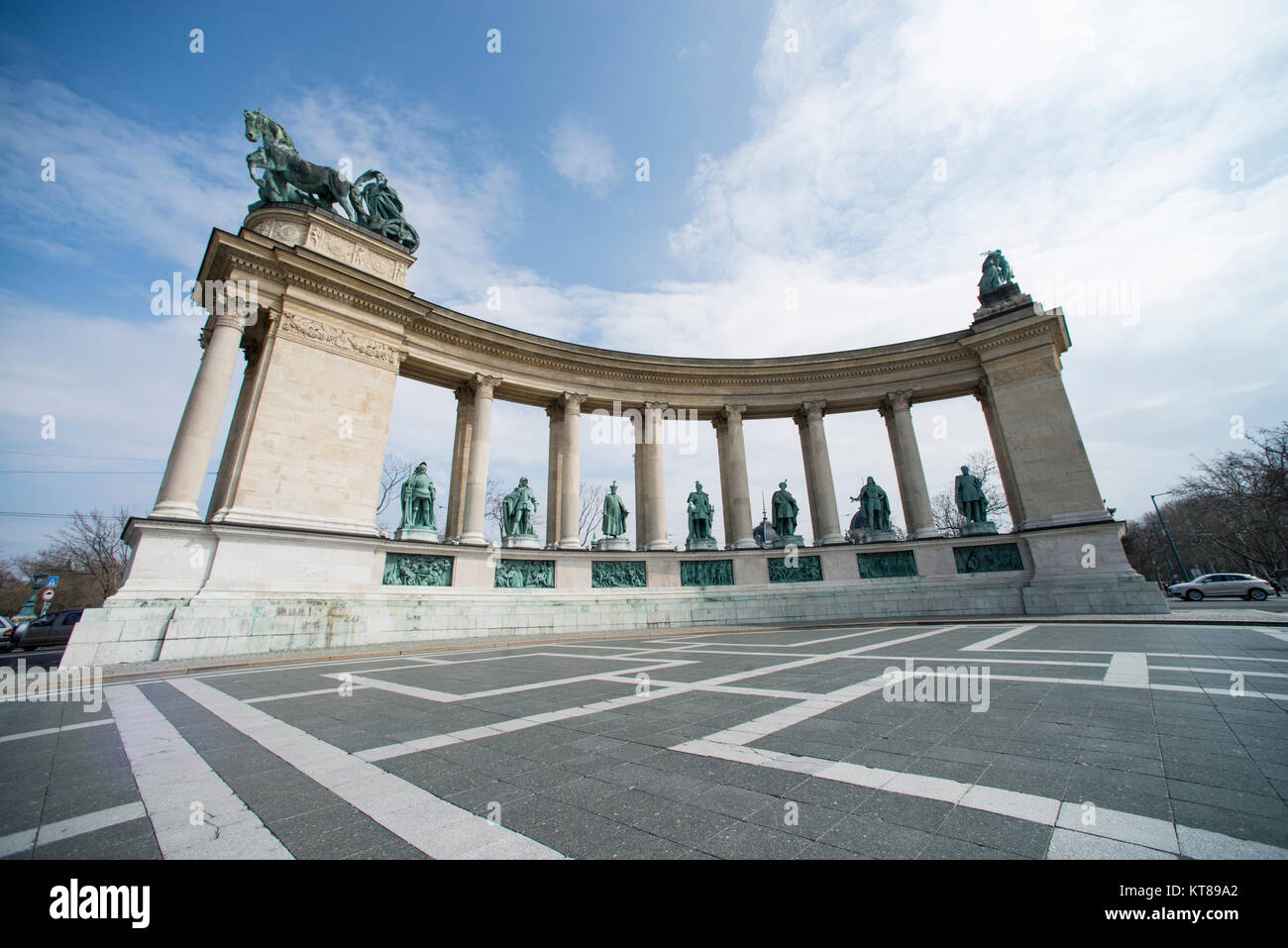 Budapest, Ungheria. 28 marzo, 2015. Piazza degli Eroi, una delle piazze principali di Budapest notare per la sua iconica statua complesso che presenta sette Chiefta Foto Stock