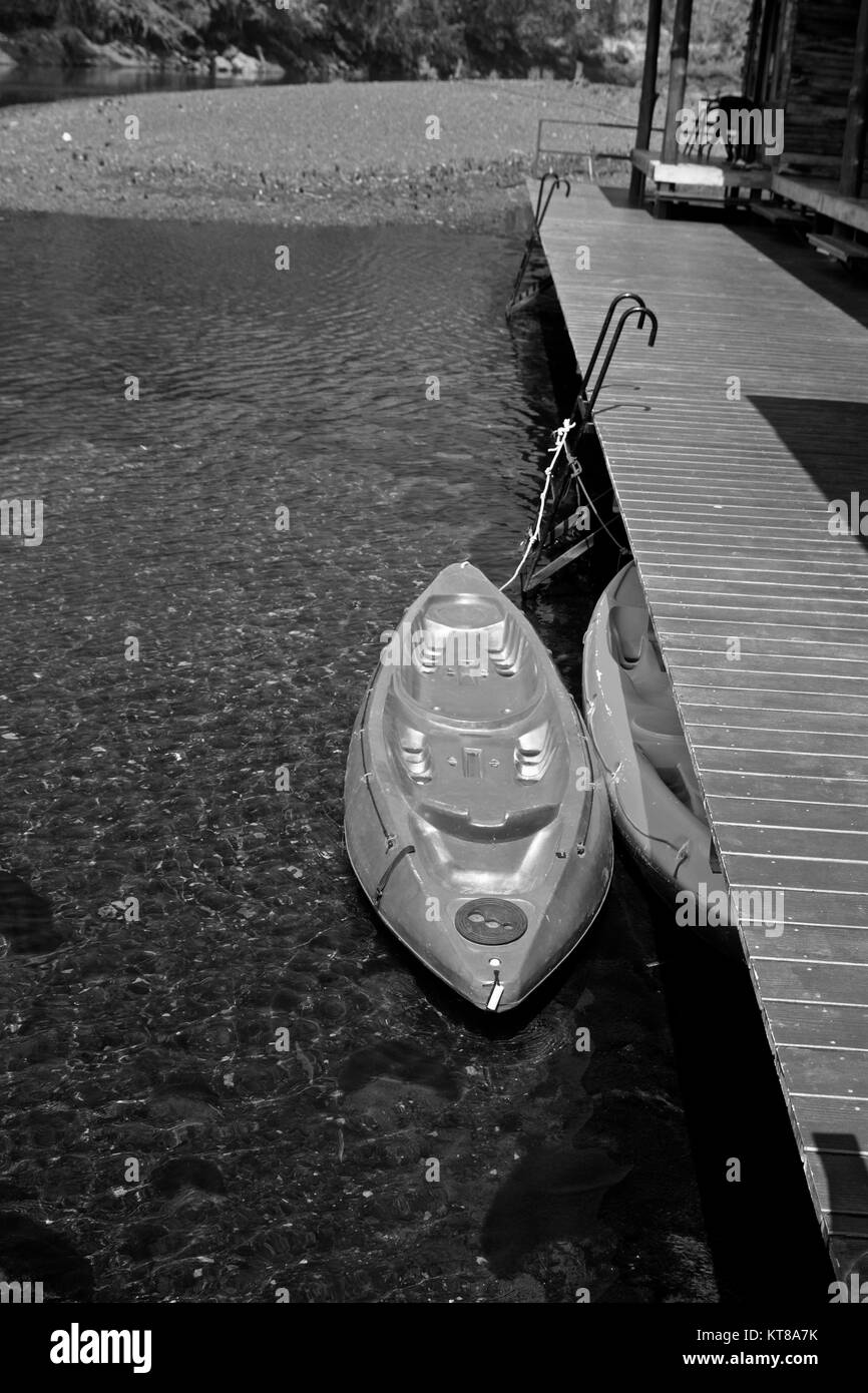 In canoa sul fiume di sport di acqua cristallina bianco nero Foto Stock