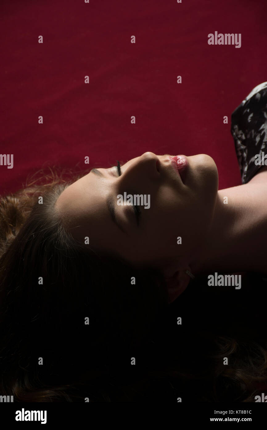 Moody ritratto di una giovane donna che dorme Foto Stock