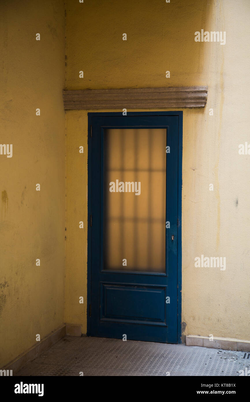 Vecchio portello blu Foto Stock