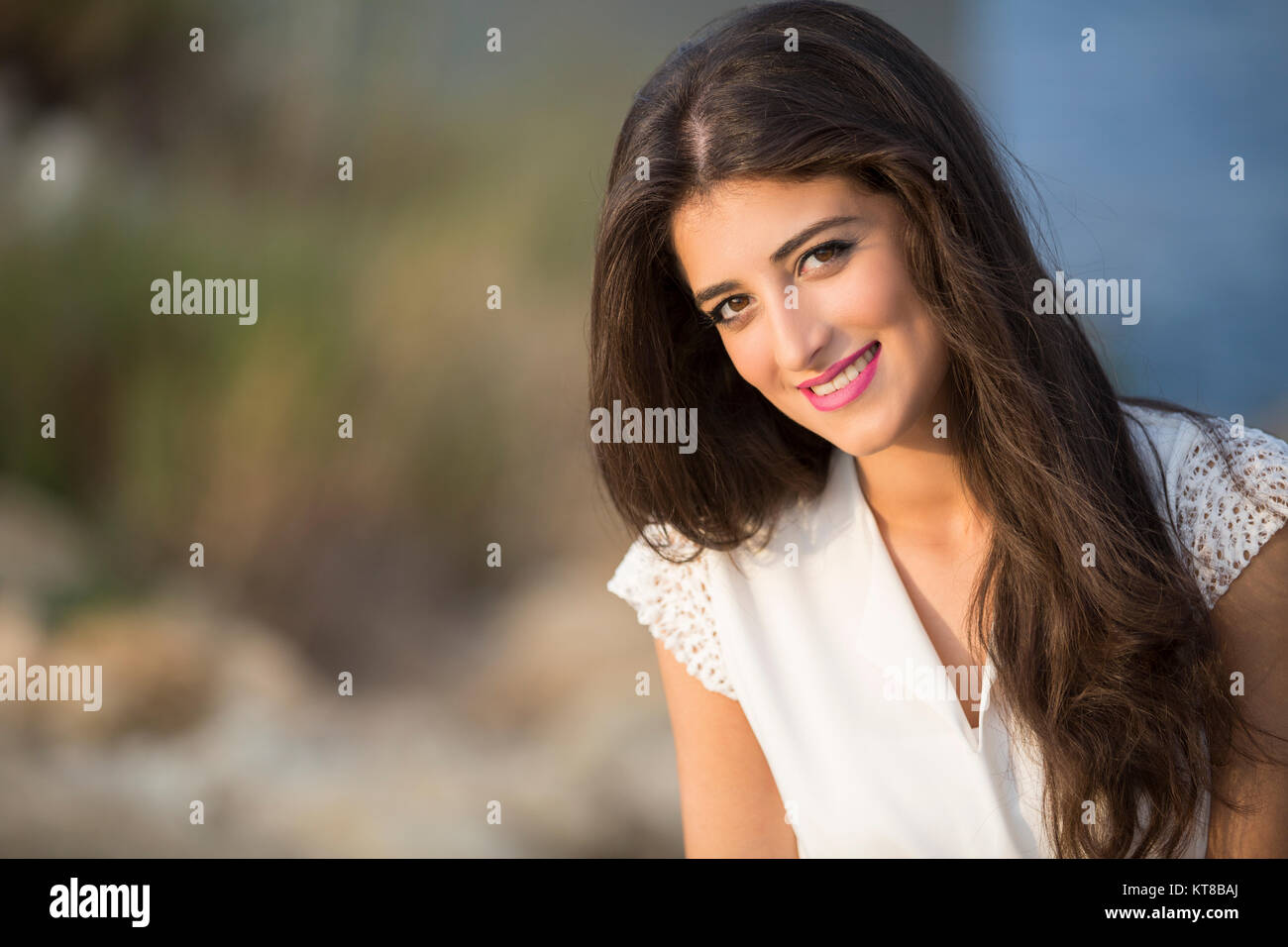 Ritratto di una giovane e bella donna sorridente all'aperto Foto Stock