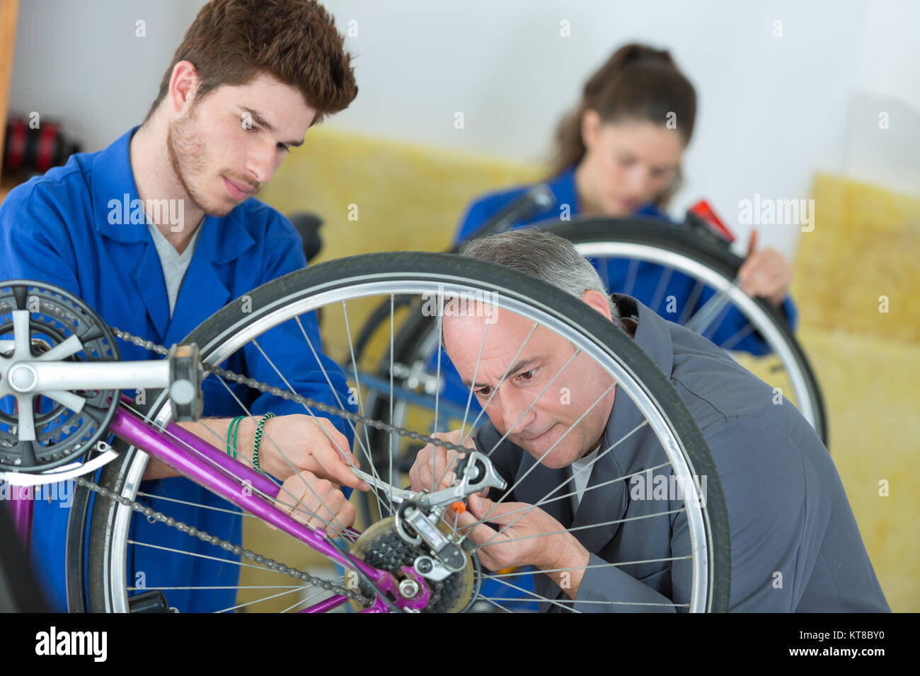 Gli studenti in classe meccanica Foto Stock