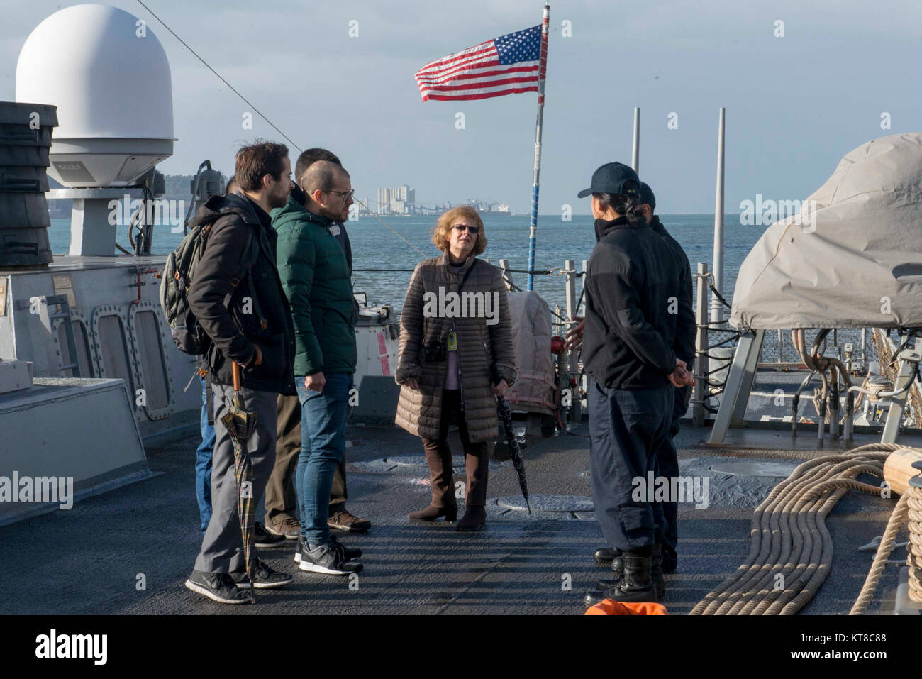 Alfiere di Jessica Rodriguez dà una nave tour per gli studenti dell'Istituto Tecnico di Lisbona a bordo del Arleigh Burke-class guidato-missile destroyer USS Ross (DDG 71) durante una visita di porta a Lisbona, Portogallo, Dic 11, 2017. Ross, distribuita a Rota, Spagna, è a Lisbona per partecipare alle celebrazioni per commemorare la marina portoghese il 700° anniversario. (U.S. Navy Foto Stock