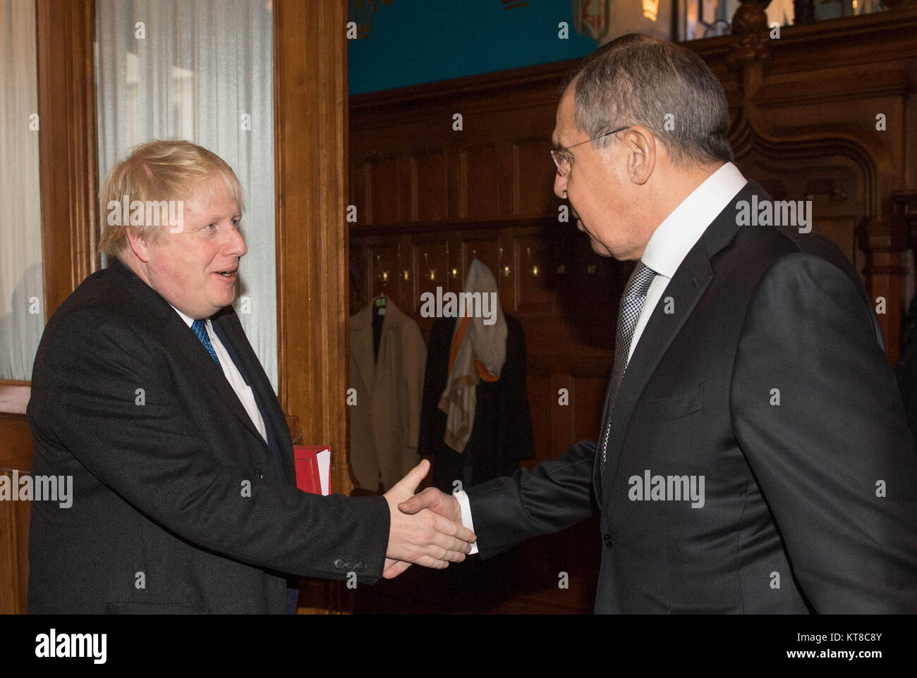 Segretario di Stato per gli affari esteri Boris Johnson (sinistra) incontro con il suo omologo russo Sergei Lavrov a Mosca. Foto Stock