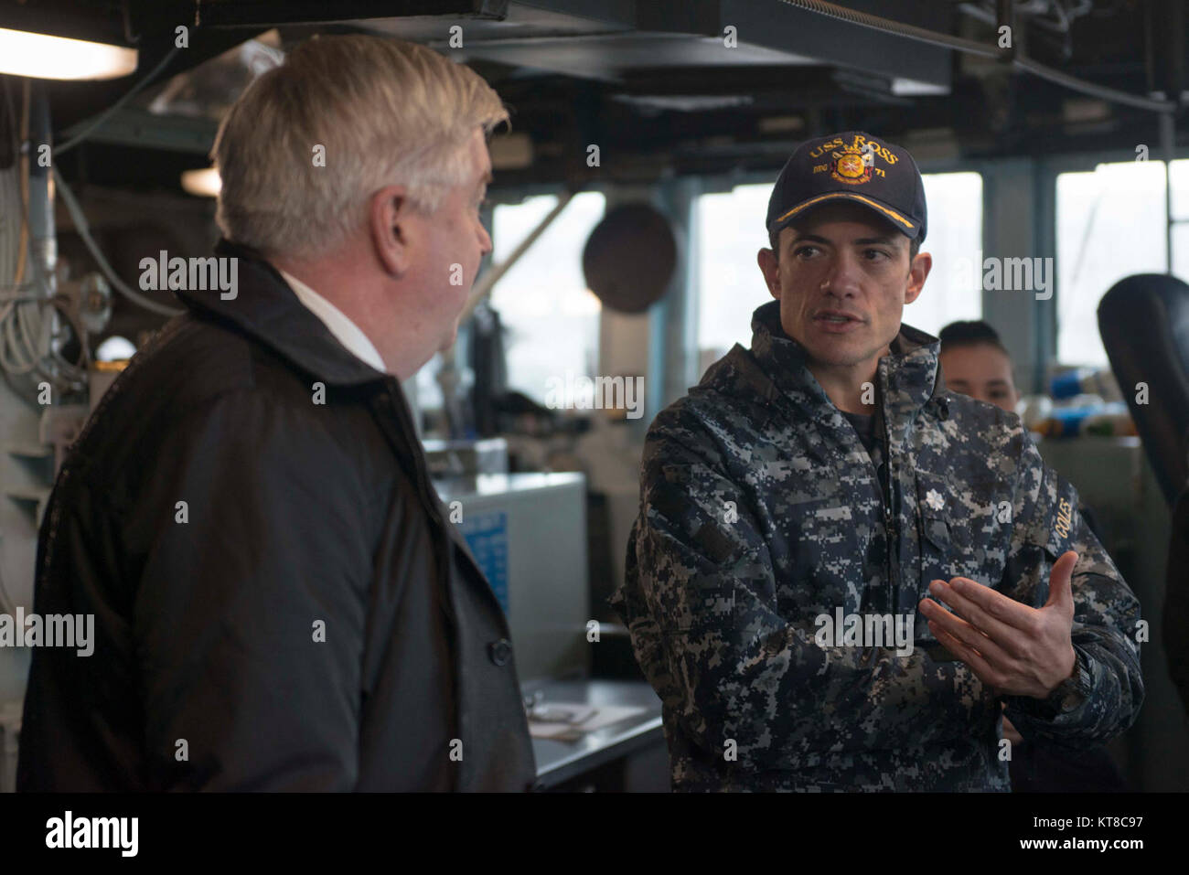 La Cmdr. David Coles, delegato della Arleigh Burke-class guidato-missile destroyer USS Ross (DDG 71) dà George E. Vetro, U.S. Un ambasciatore per il Portogallo, un tour della nave durante una visita porta a Lisbona, Portogallo, Dic 11, 2017. Ross, distribuita a Rota, Spagna, è a Lisbona per partecipare alle celebrazioni per commemorare la marina portoghese il 700° anniversario. (U.S. Navy Foto Stock