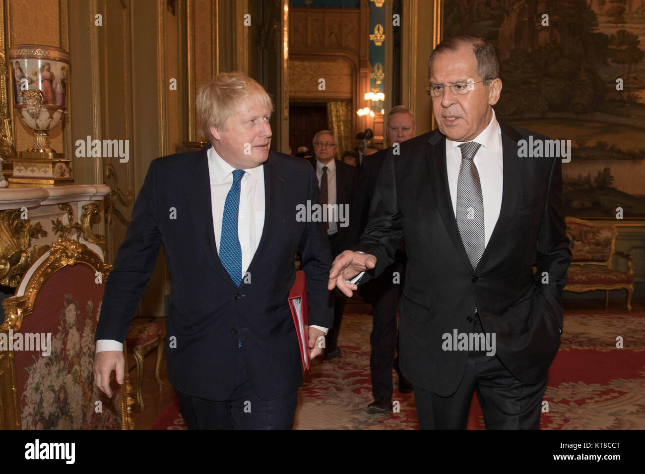 Segretario di Stato per gli affari esteri Boris Johnson (sinistra) incontro con il suo omologo russo Sergei Lavrov a Mosca. Foto Stock