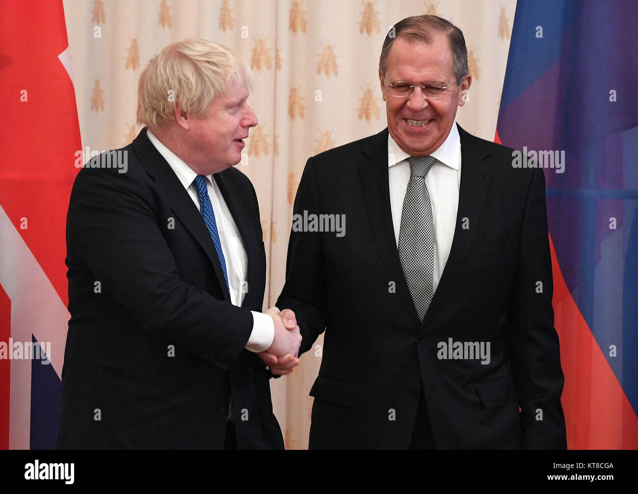 Segretario di Stato per gli affari esteri Boris Johnson (sinistra) in riunione con il suo omologo russo Sergei Lavrov a Mosca. Foto Stock