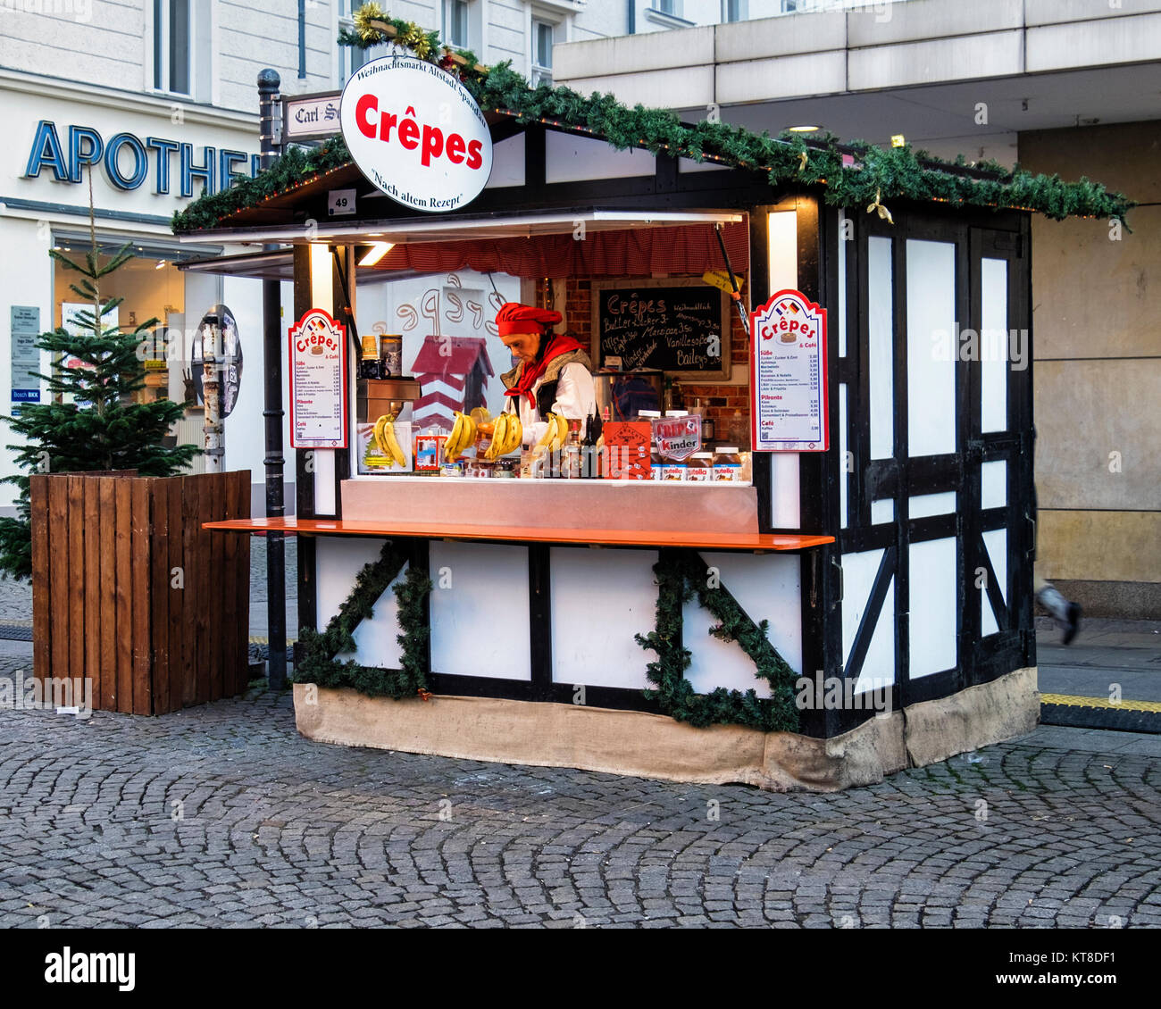 Berlin Spandau .tipico tedesco tradizionale mercatino di Natale di stallo crepes di vendita Foto Stock