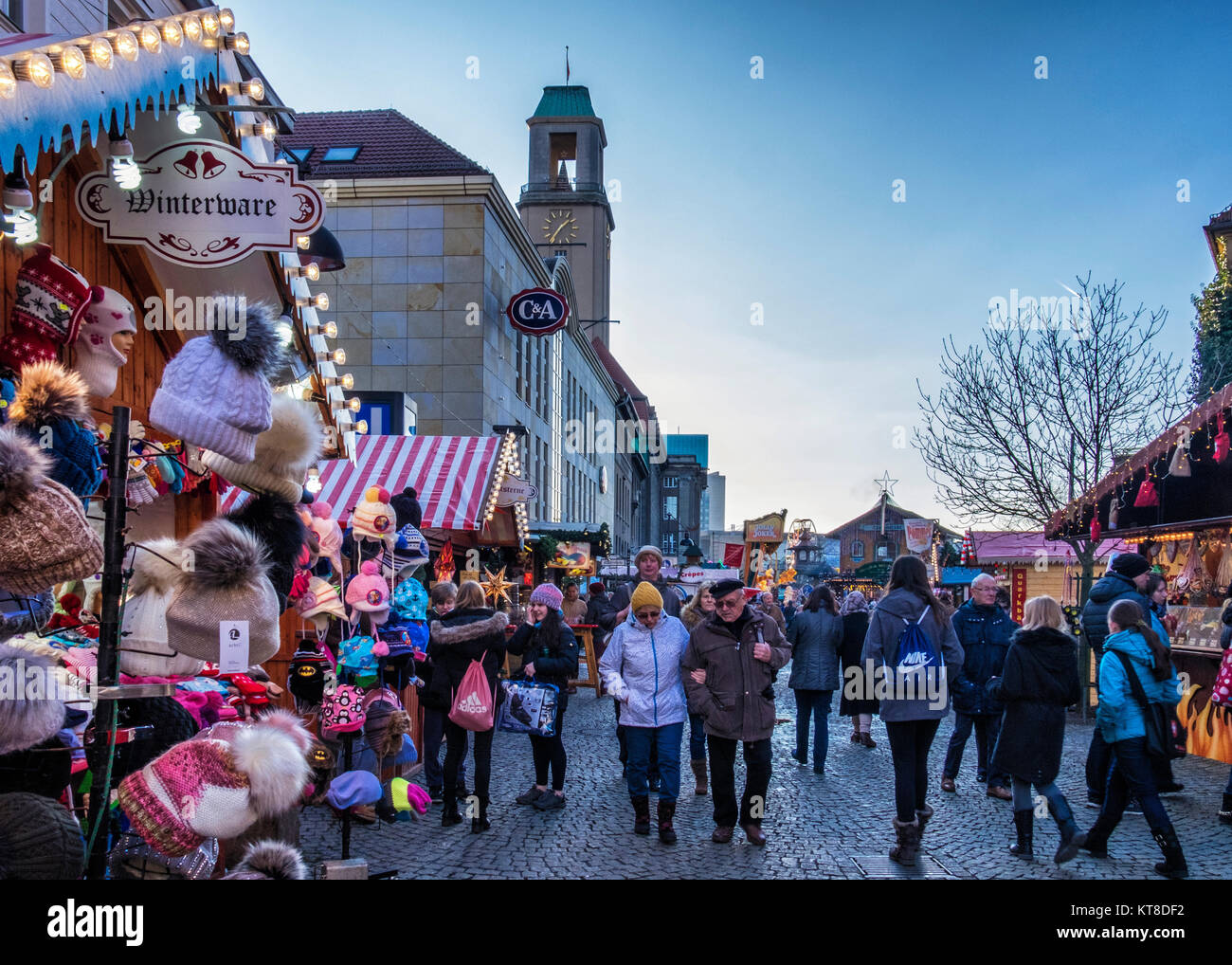 Berlin Spandau Town Hall. La gente visita tipico Natale Tedesco le bancarelle del mercato di fronte al municipio. Il Rathaus (Municipio) sulla Carl-Schurz-Straße Foto Stock