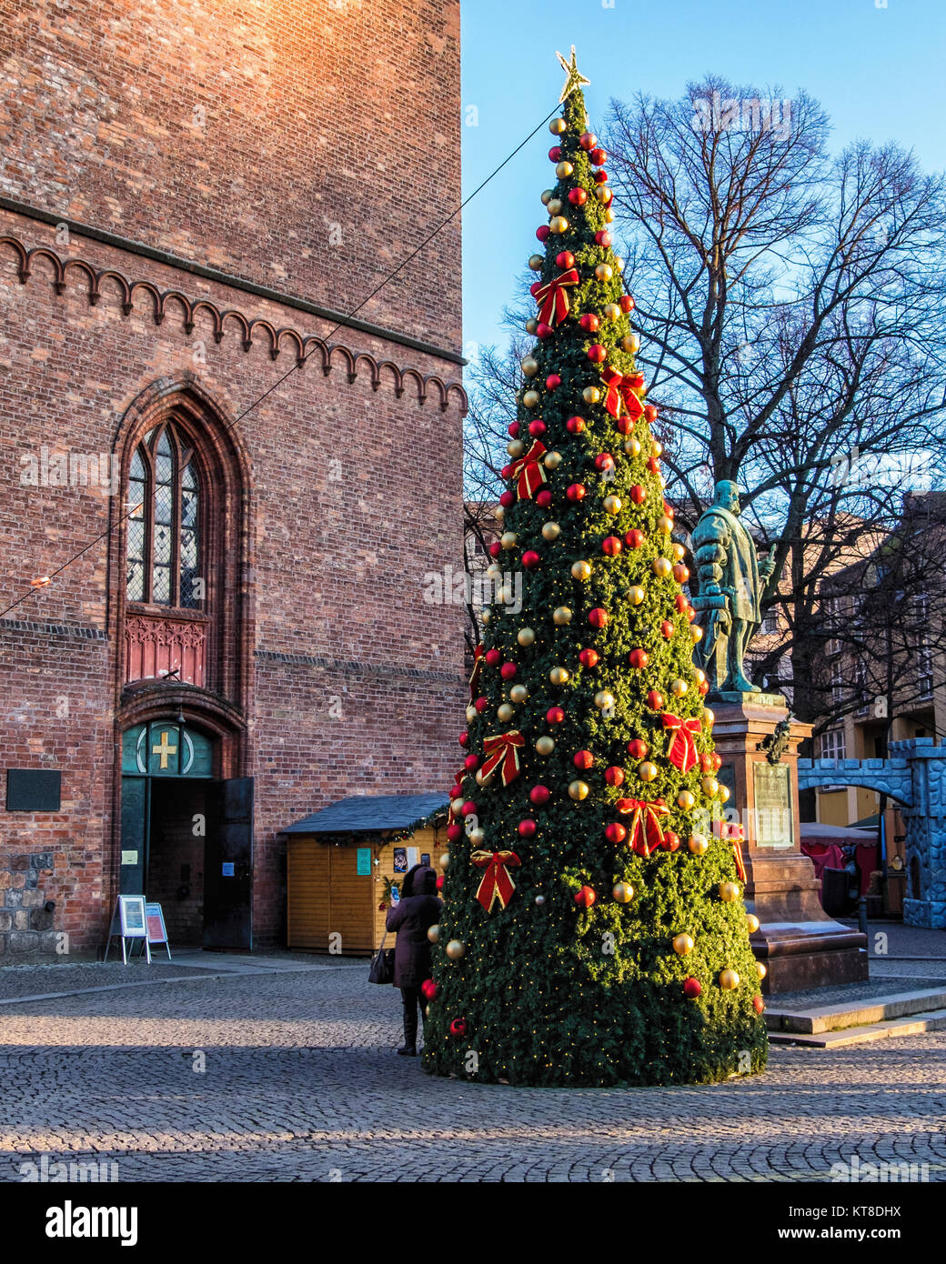 Berlin Spandau Altstadt.albero di Natale & elettore Gioacchino II scultura in bronzo,di fronte a San Nikolai chiesa sulla piazza della Riforma Foto Stock