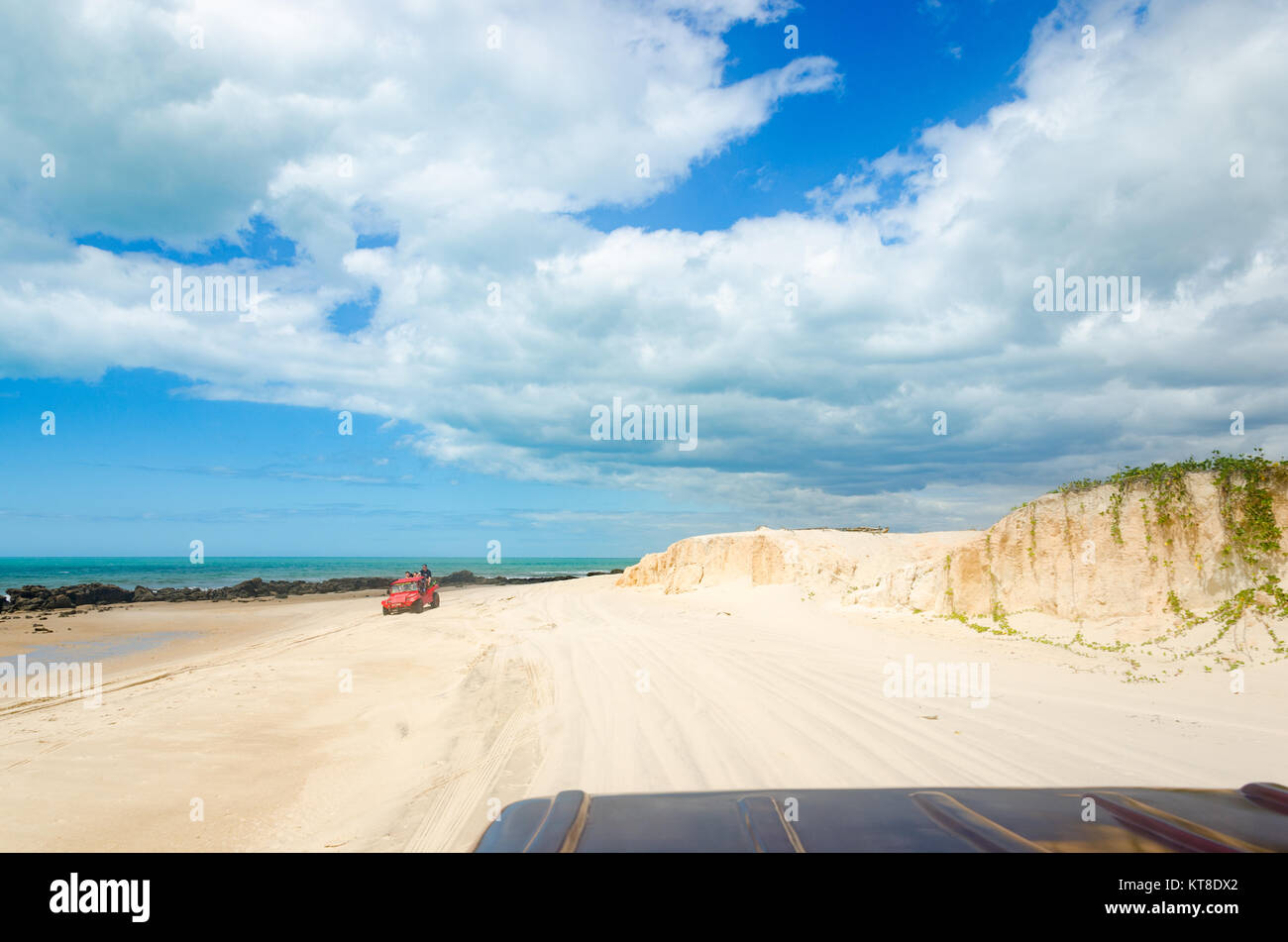 Canoa Quebrada, Brasile, luglio 12, 2017: buggy car presso la spiaggia di sabbia bianca in rottura di spiaggia di Canoa Foto Stock