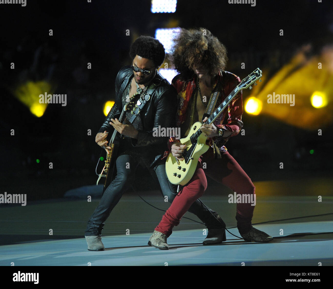 SMG Lenny Kravitz Craig Ross FL5 US Open DAY1 082613 03.JPG FLUSHING NY- 26 AGOSTO: Lenny Kravitz esegue durante la serata di apertura cerimonia al 2013 US Open al USTA Billie Jean King National Tennis Center il 26 agosto 2013 nel quartiere di lavaggio del Queens borough di New York City. Persone: Lenny Kravitz Craig Ross Foto Stock