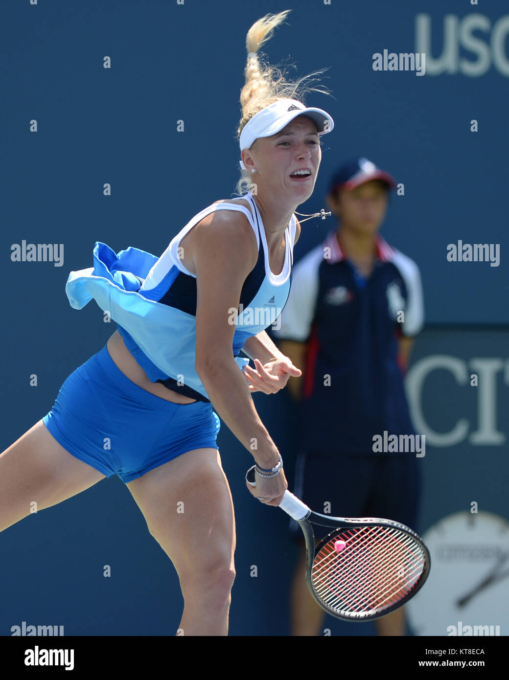 SMG_Caroline WOZNIACKI_FL5_USopen_DAY2_082713_06.jpg Flushing, NY - 27 agosto: Caroline WOZNIACKI al giorno due del 2013 US Open a USTA Billie Jean King National Tennis Center il 27 agosto 2013 nel quartiere di lavaggio del Queens borough di New York City. Persone: Caroline WOZNIACKI Foto Stock