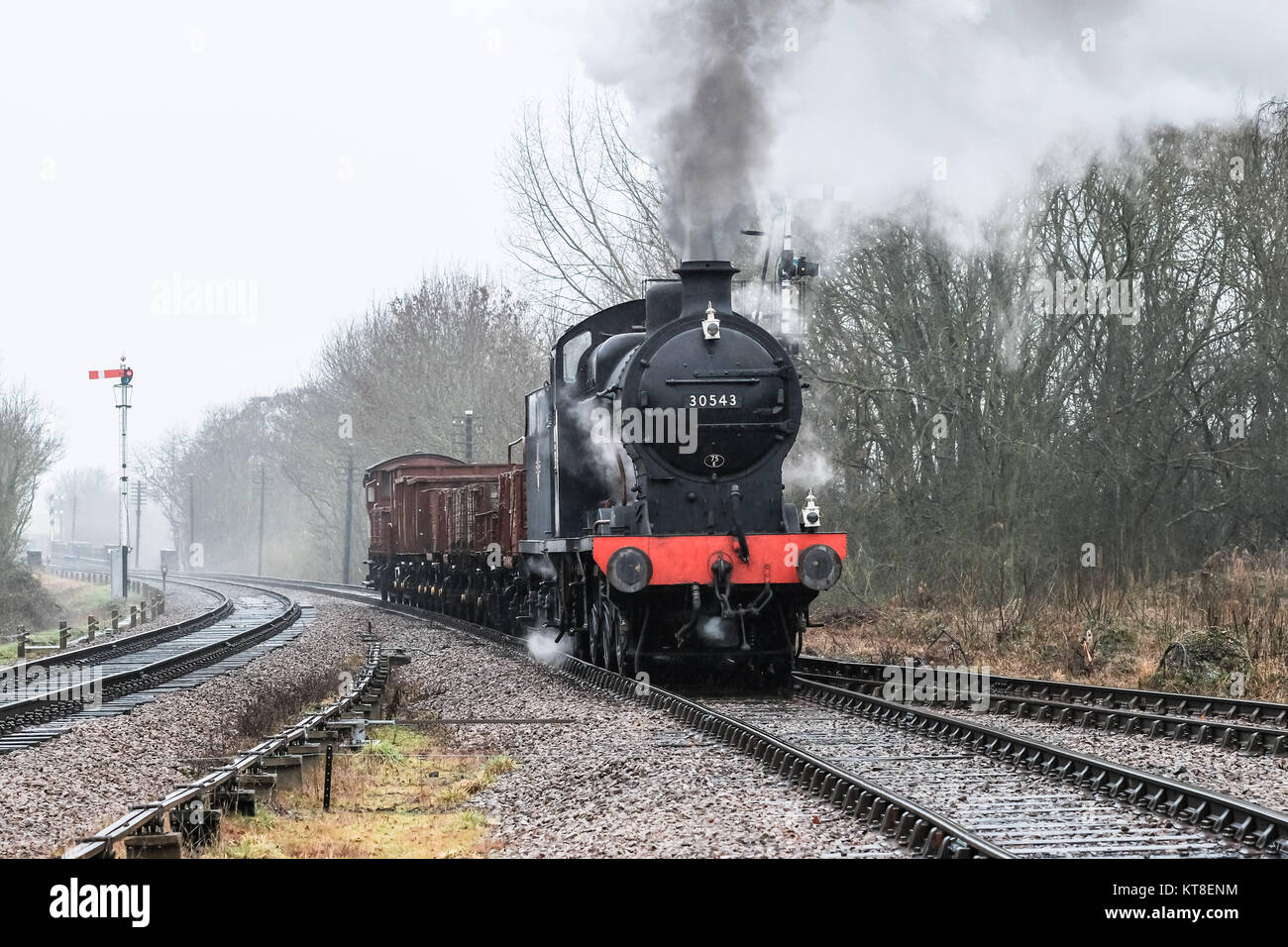 Ex Ferrovia Meridionale 0-6-0 locomotiva a vapore 30543 cale un rastrello assortiti di carri merci e le protezioni van sulla grande stazione ferroviaria centrale Foto Stock