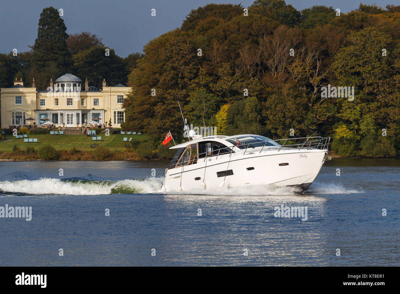 Piacere privato Cruiser Sealine SC42 "Giglio" sul lago di Windermere, nel distretto del lago, Cumbria, England Regno Unito Foto Stock