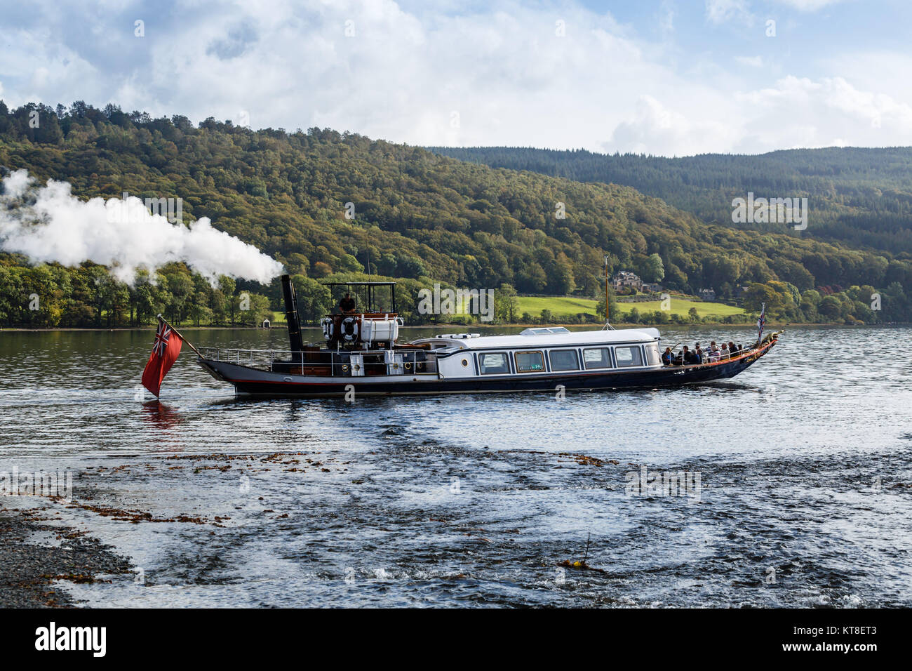 Steam Yacht Gondola "", di proprietà del National Trust, vapori awy dal jetty di Coniston Water, nel distretto del lago, England, Regno Unito Foto Stock